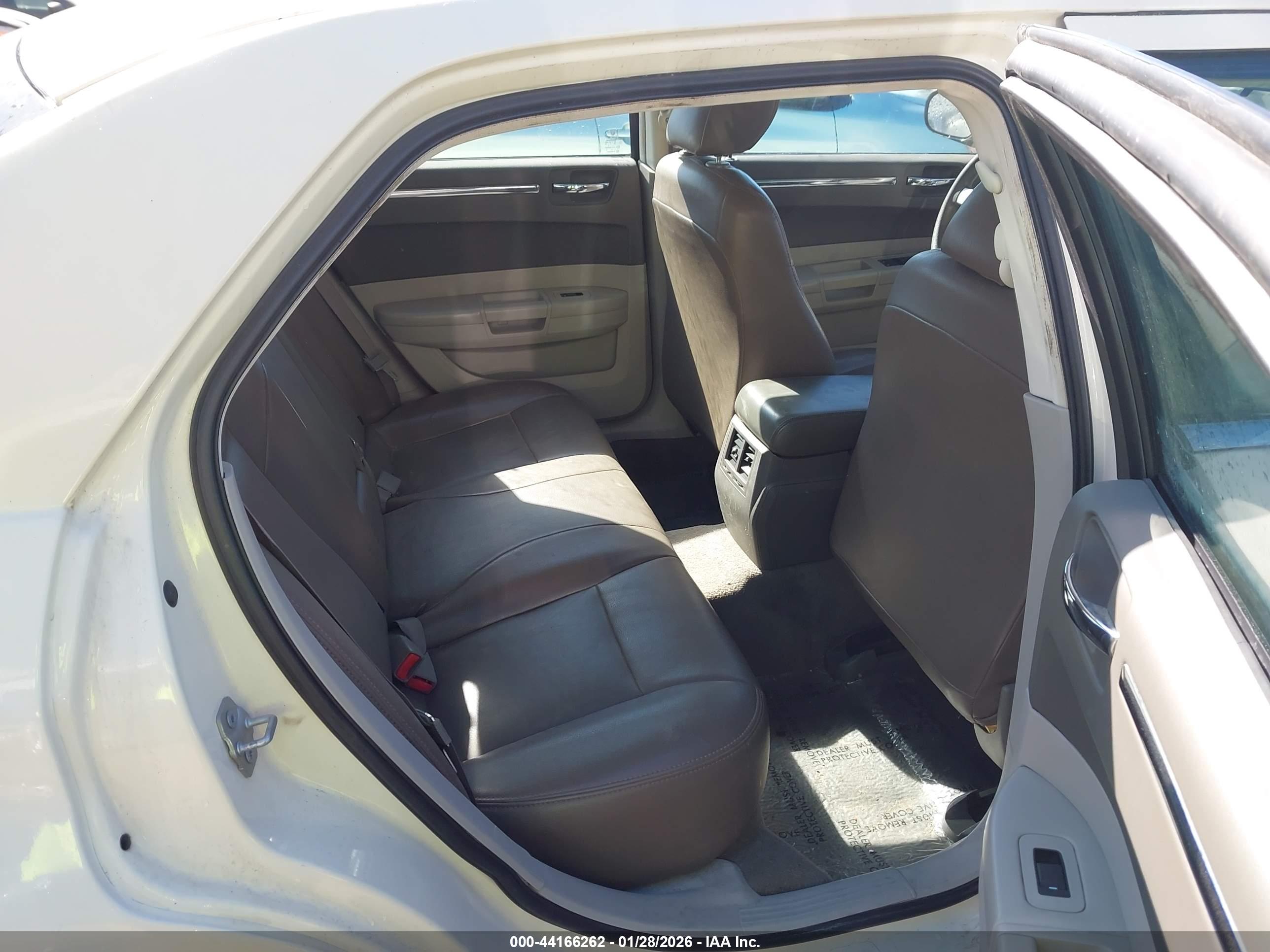 CHRYSLER 300 image 8