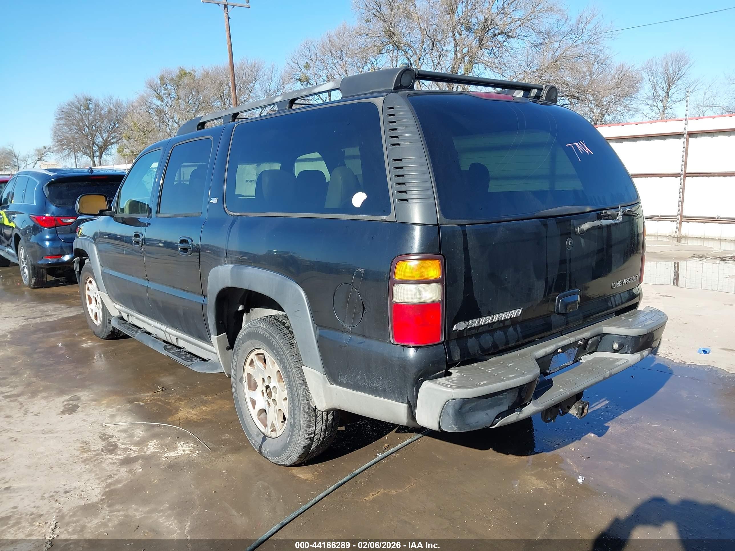 CHEVROLET SUBURBAN image 3
