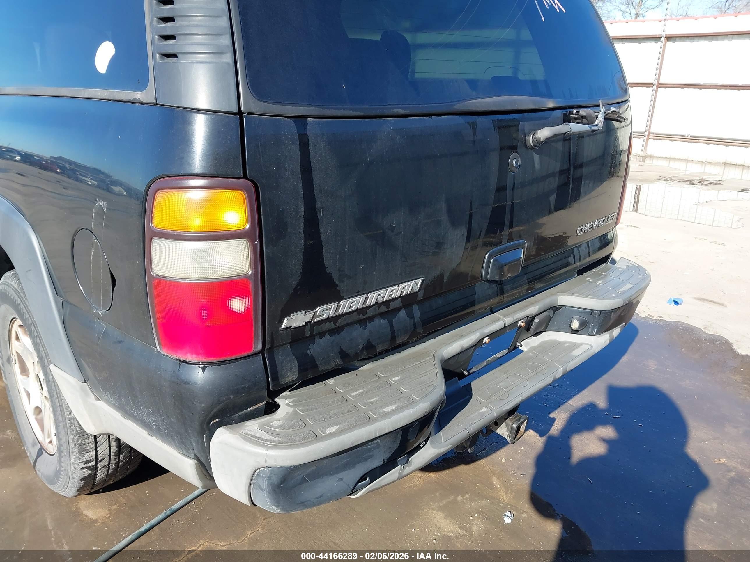 CHEVROLET SUBURBAN image 6