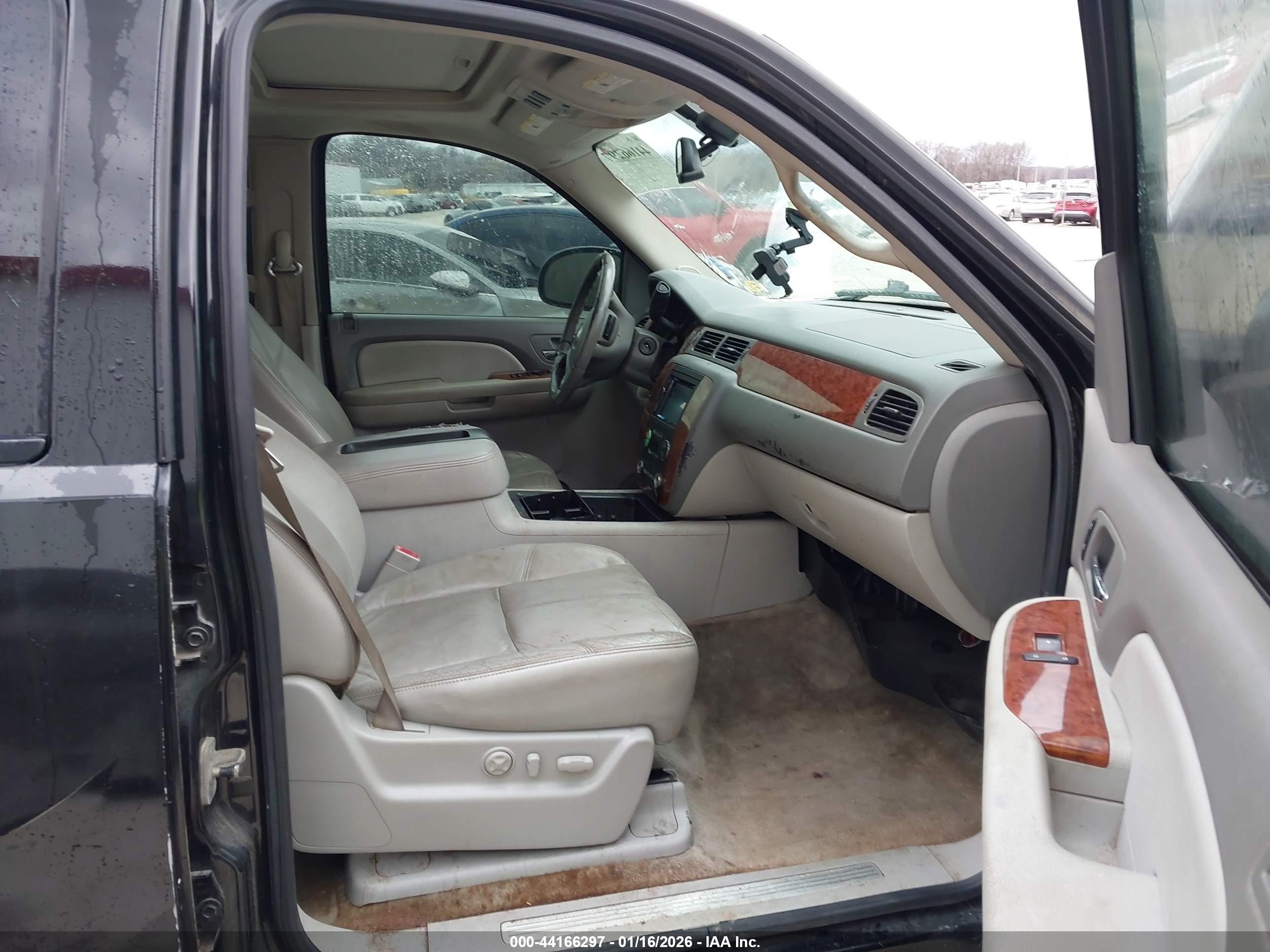 CHEVROLET SUBURBAN image 5