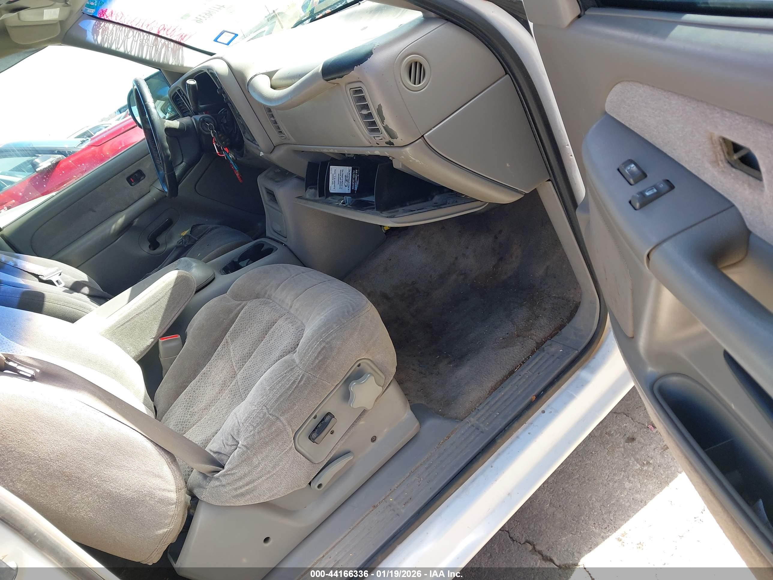CHEVROLET SILVERADO image 5