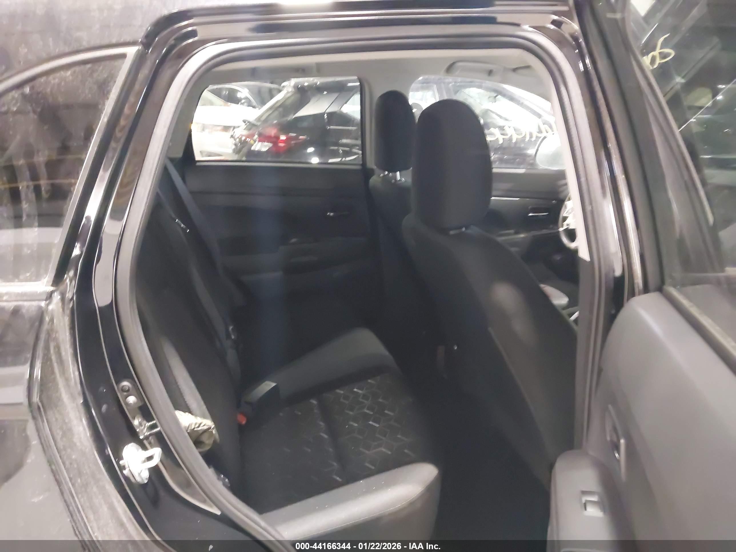 MITSUBISHI OUTLANDER image 8