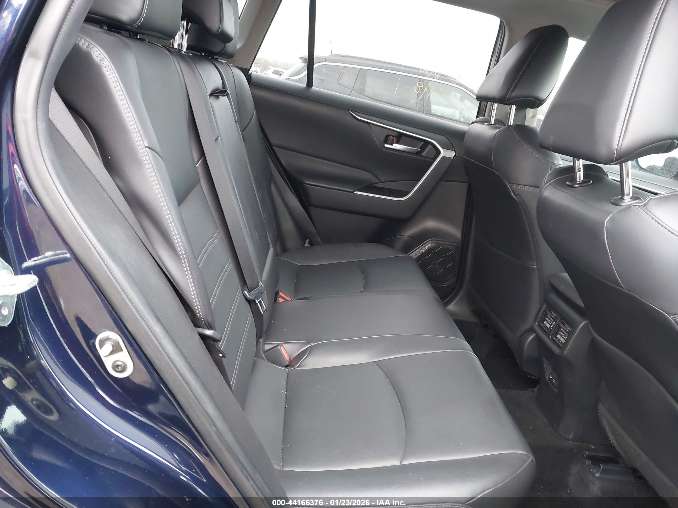 TOYOTA RAV4 image 8