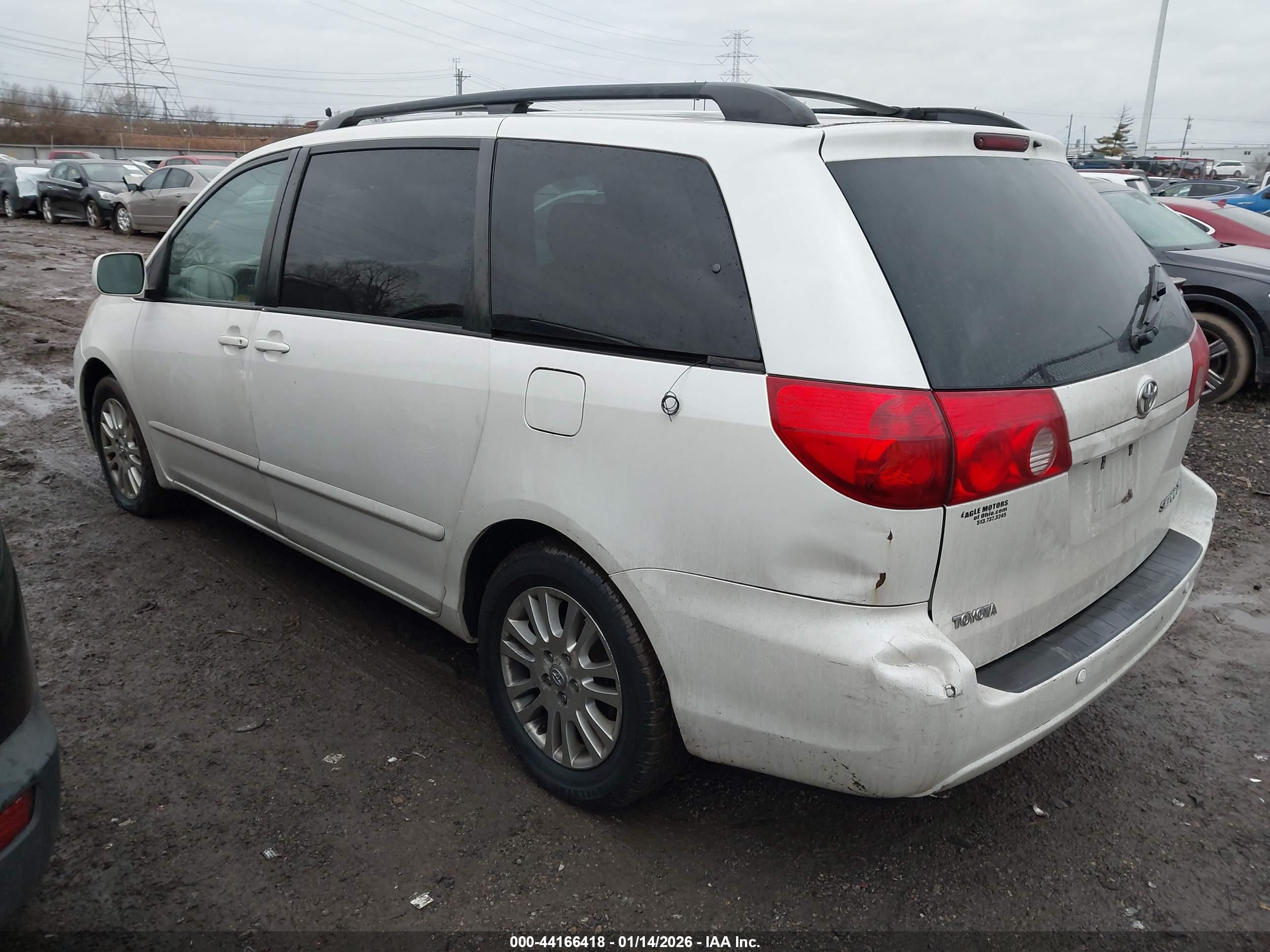 TOYOTA SIENNA image 3