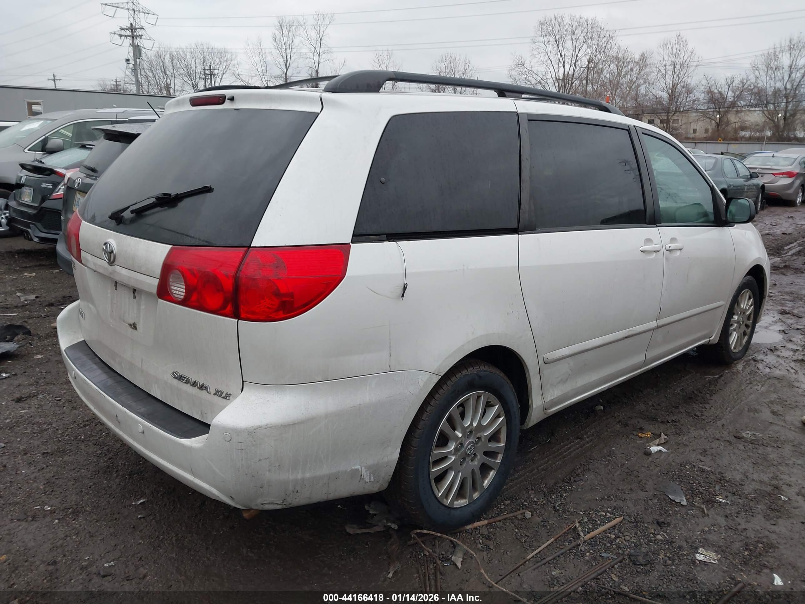 TOYOTA SIENNA image 4