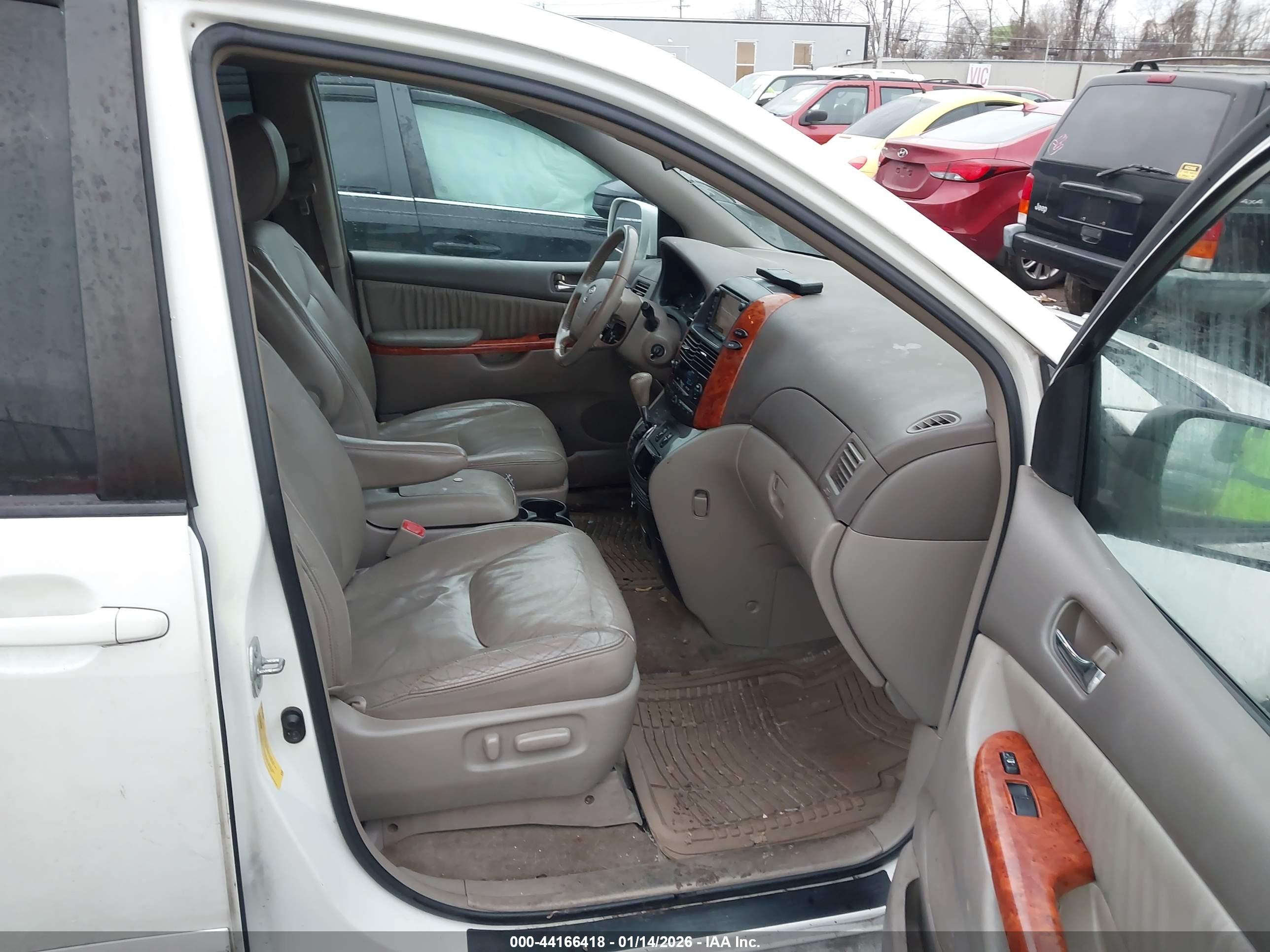 TOYOTA SIENNA image 5