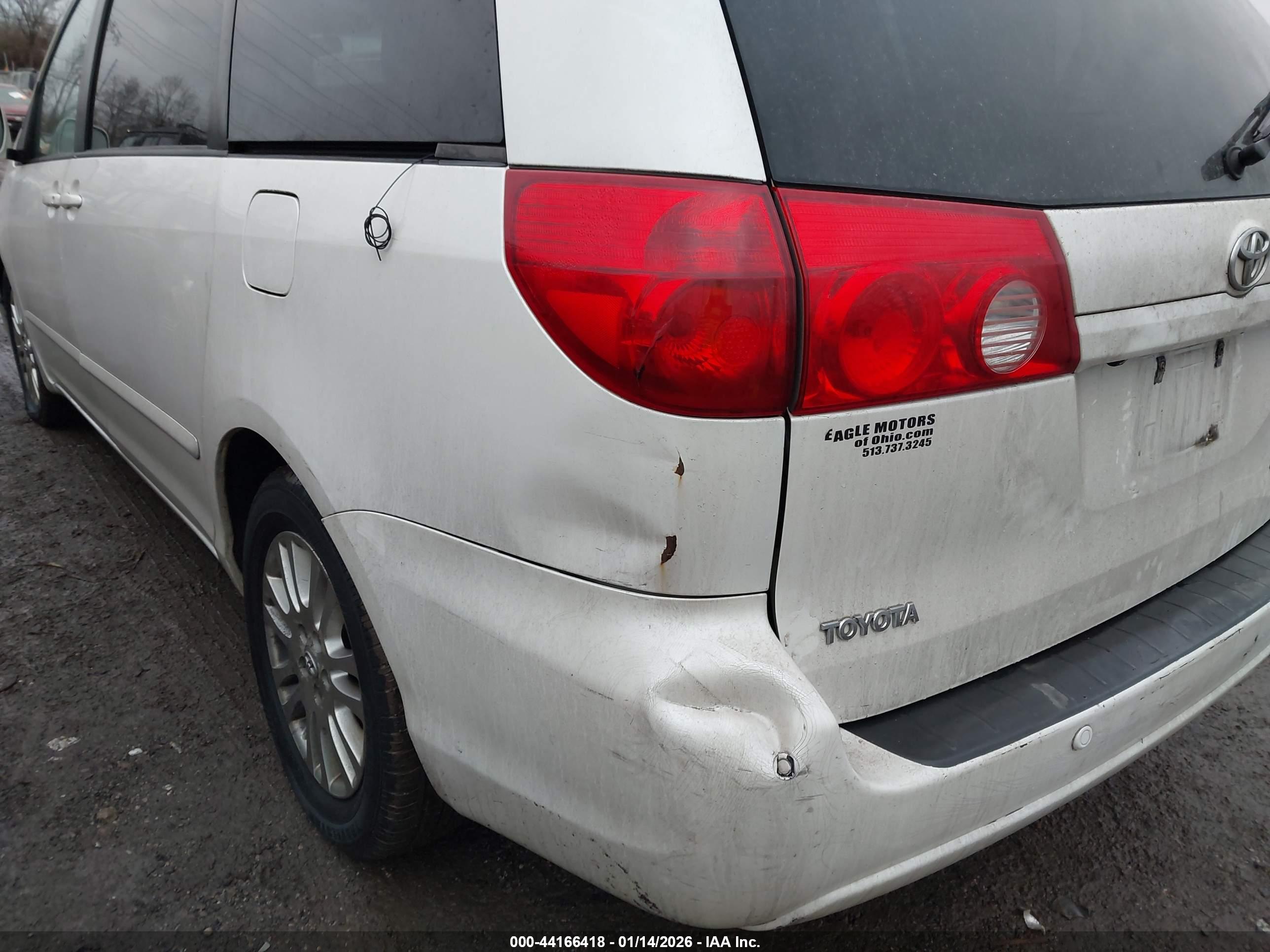 TOYOTA SIENNA image 6
