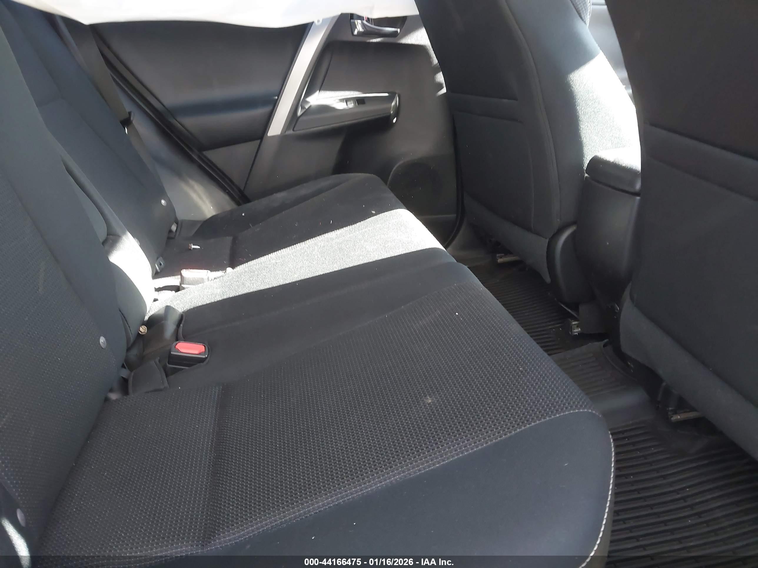 TOYOTA RAV4 image 8