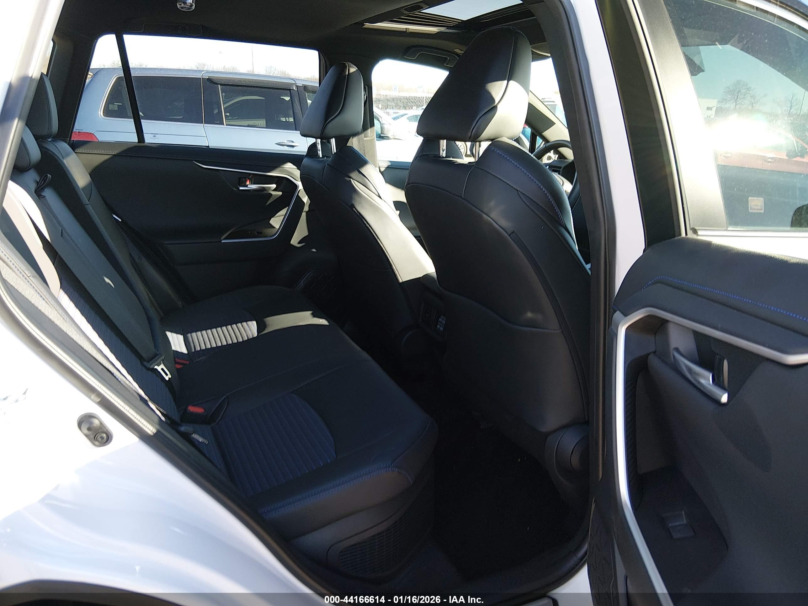 TOYOTA RAV4 image 8