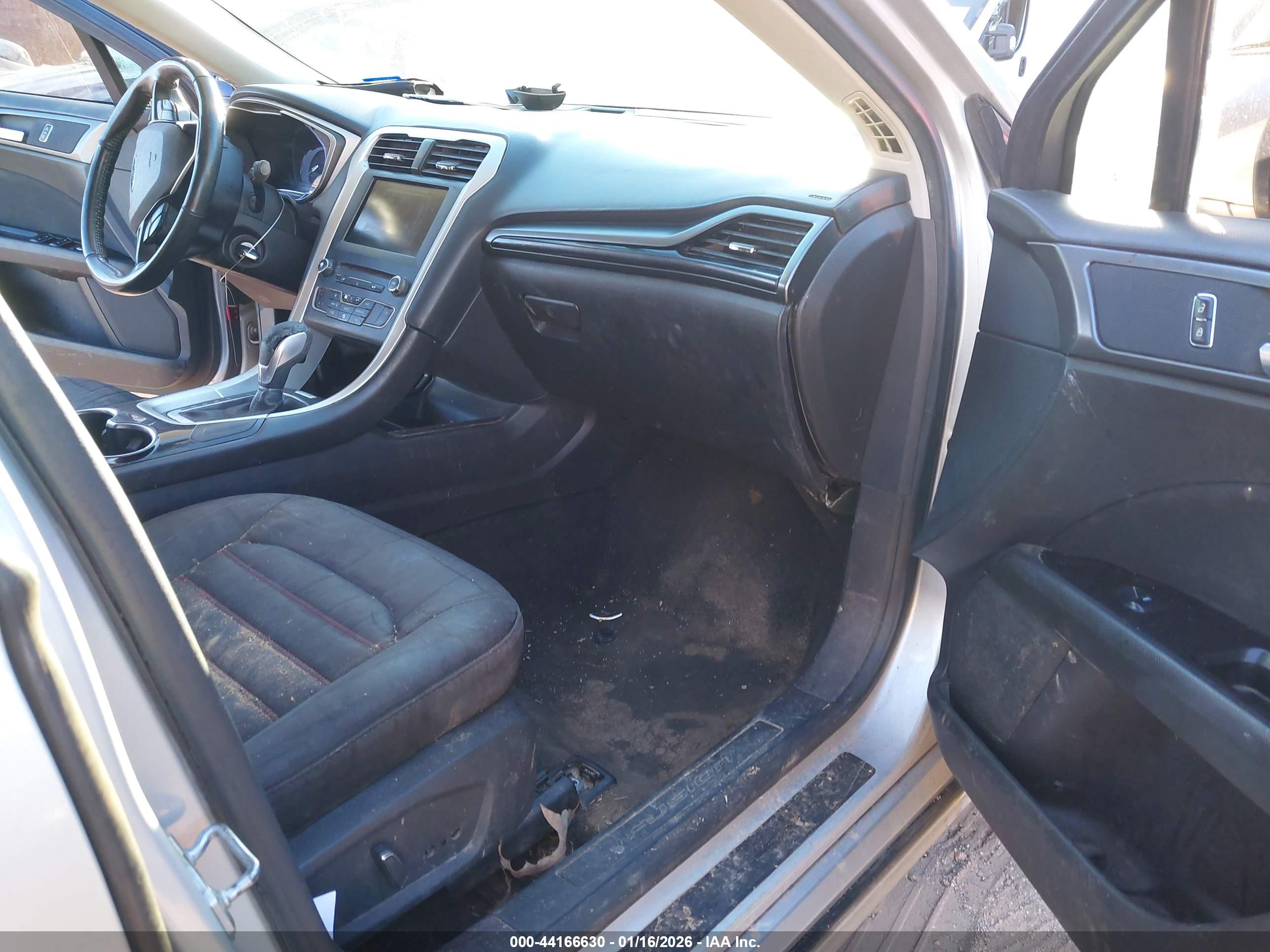 FORD FUSION image 5