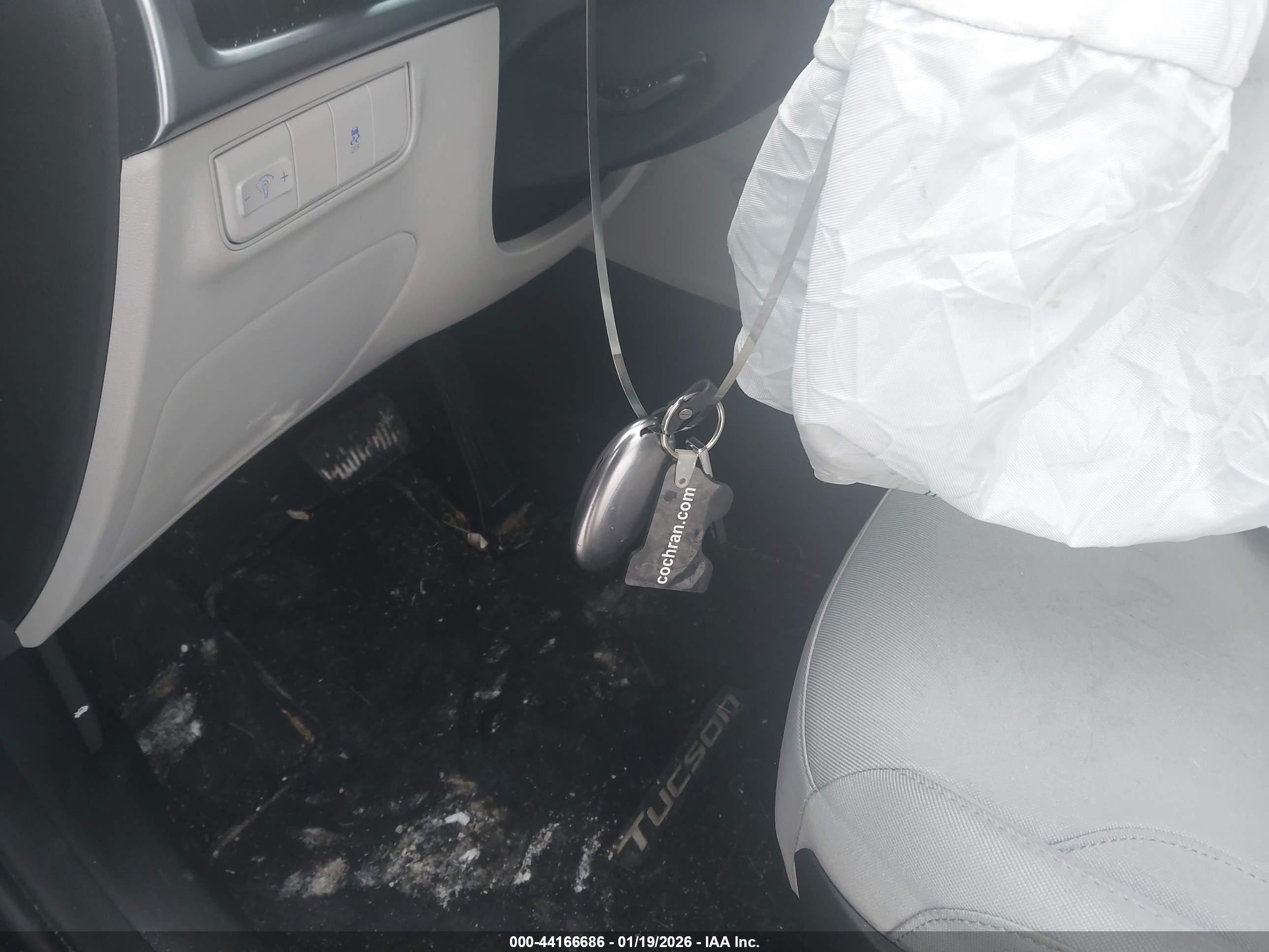 HYUNDAI TUCSON image 11