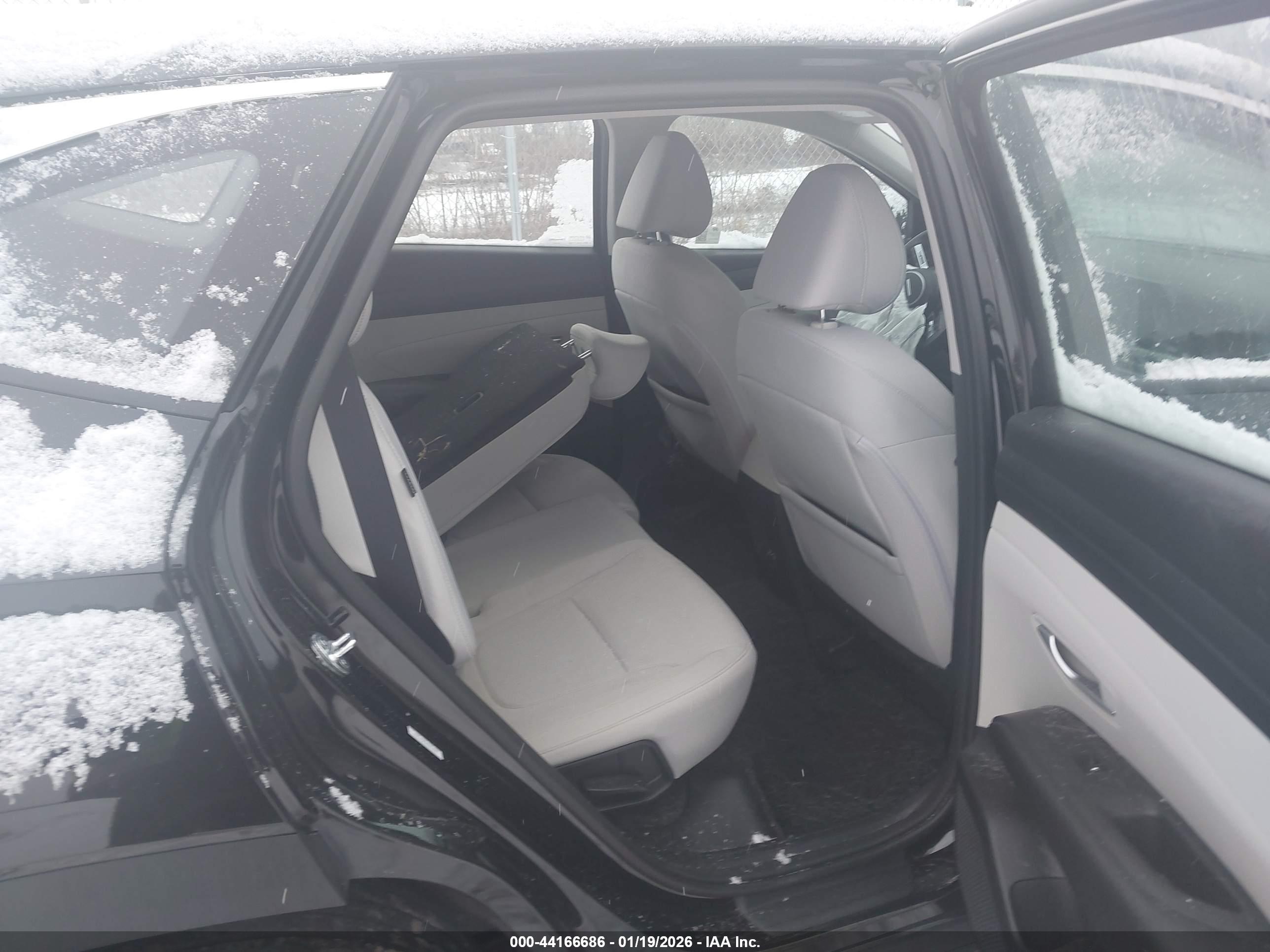 HYUNDAI TUCSON image 8