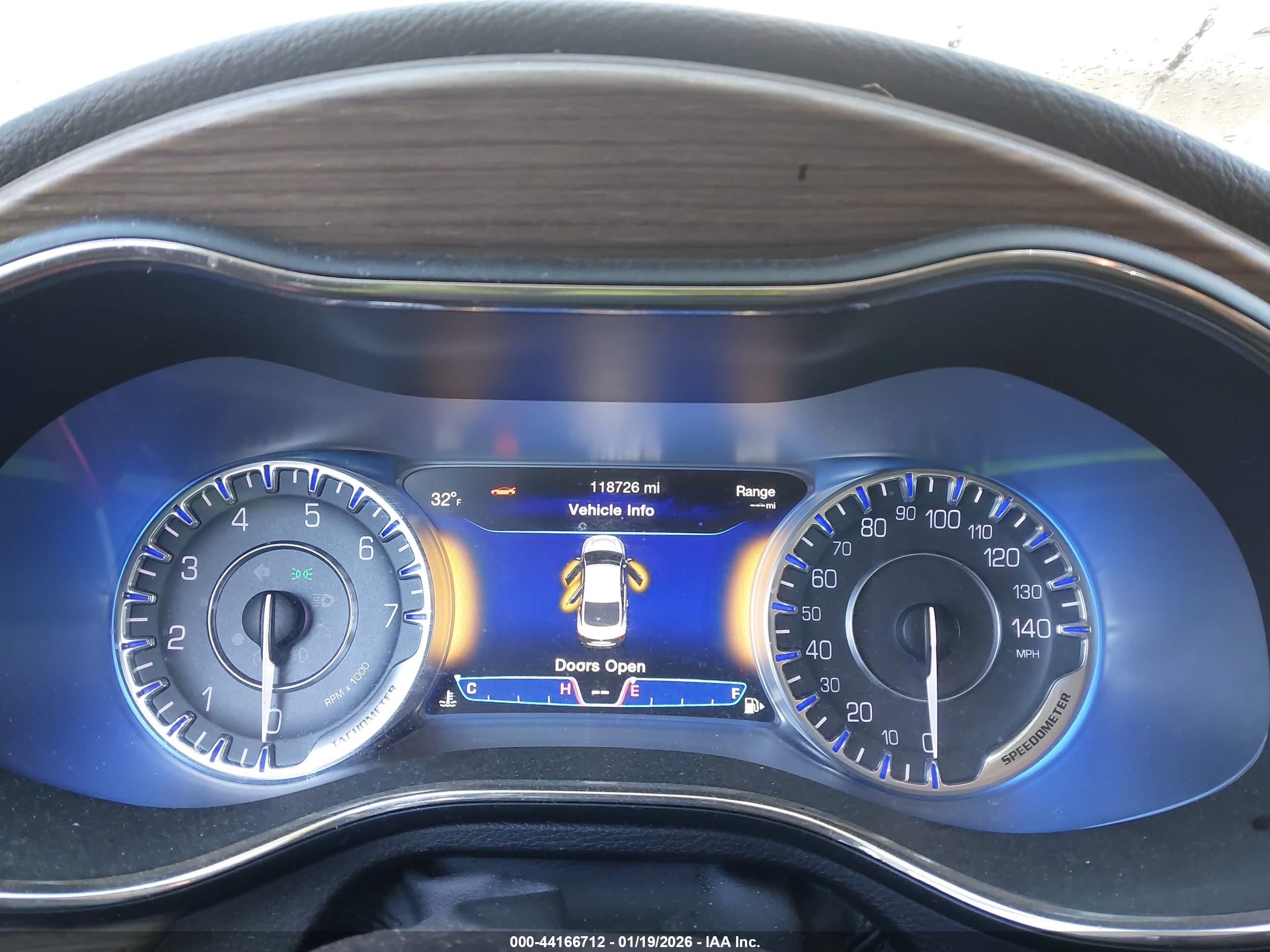 CHRYSLER 200 image 7