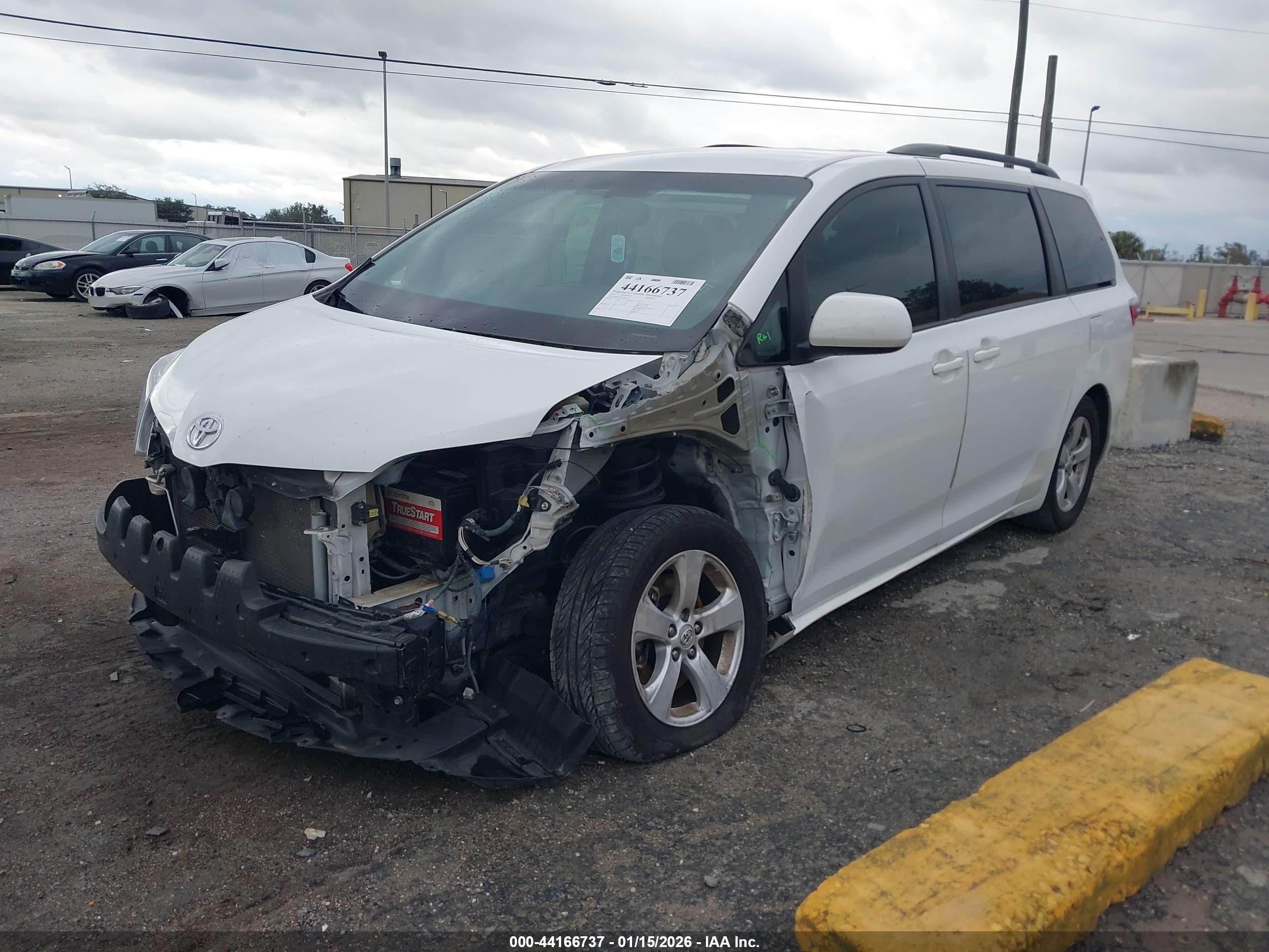 TOYOTA SIENNA image 2