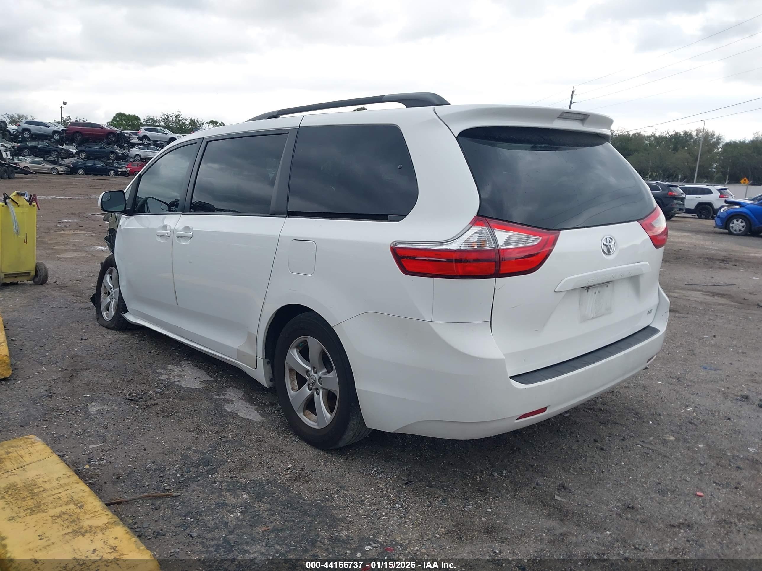 TOYOTA SIENNA image 3