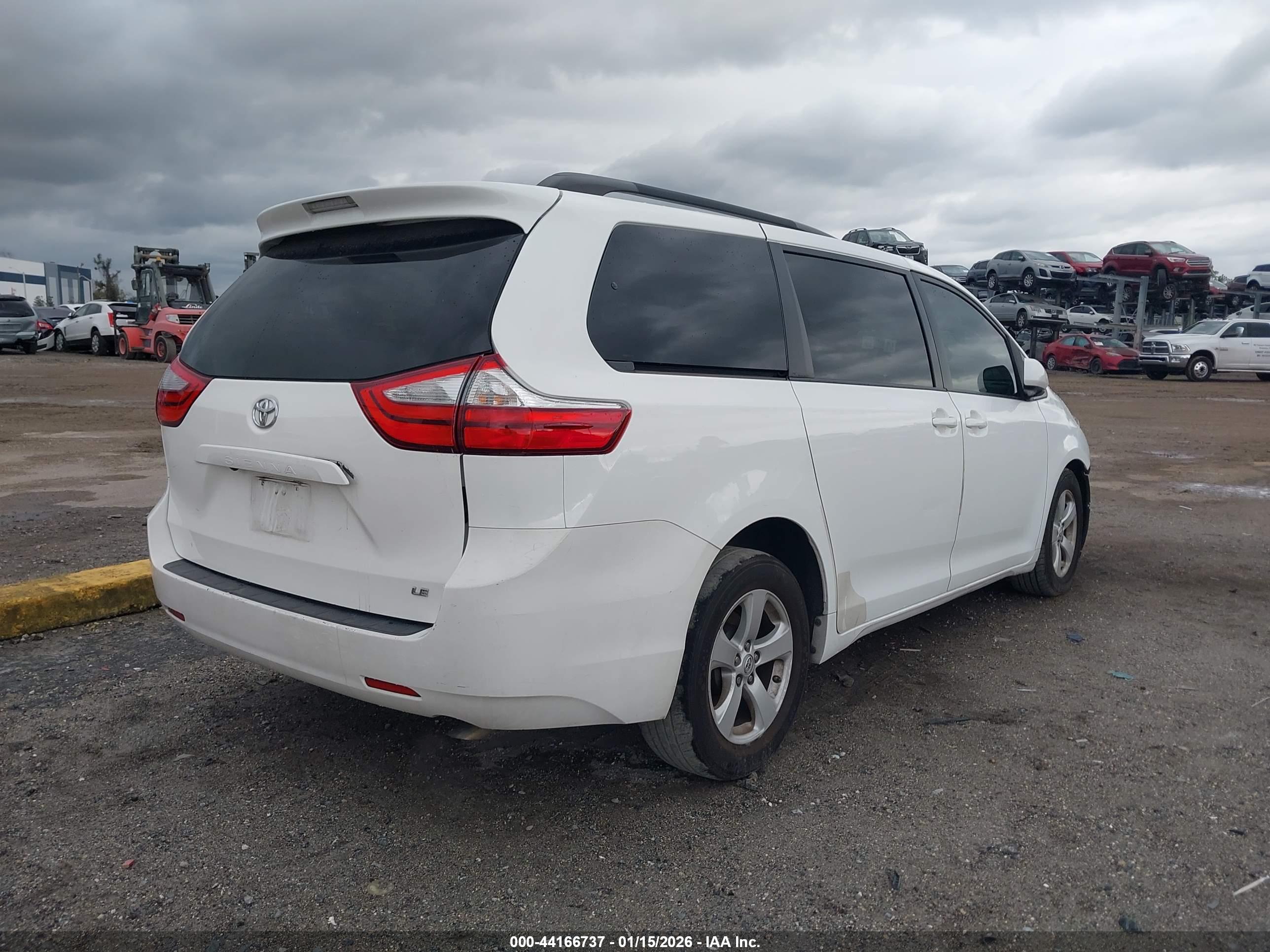 TOYOTA SIENNA image 4