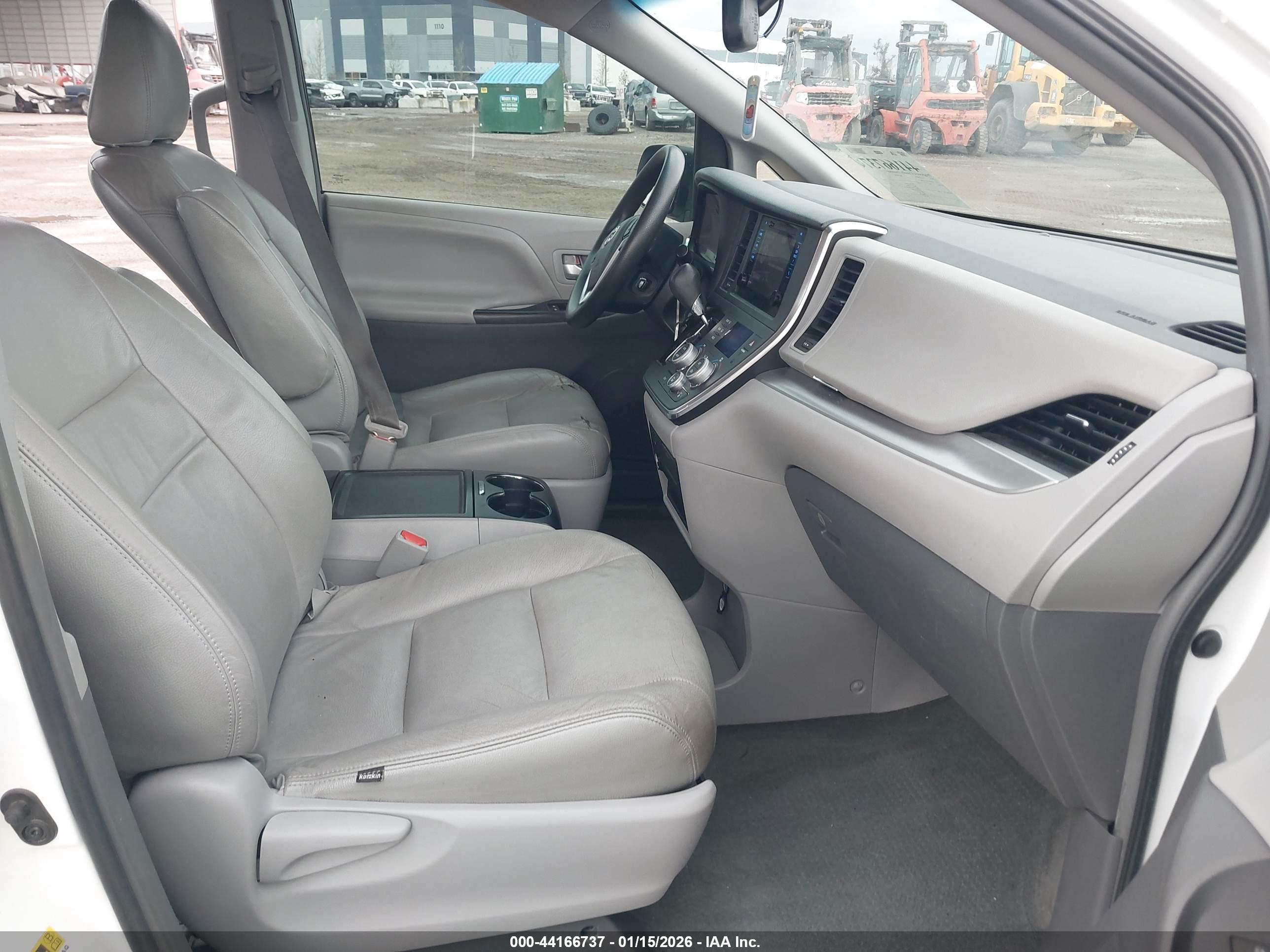 TOYOTA SIENNA image 5