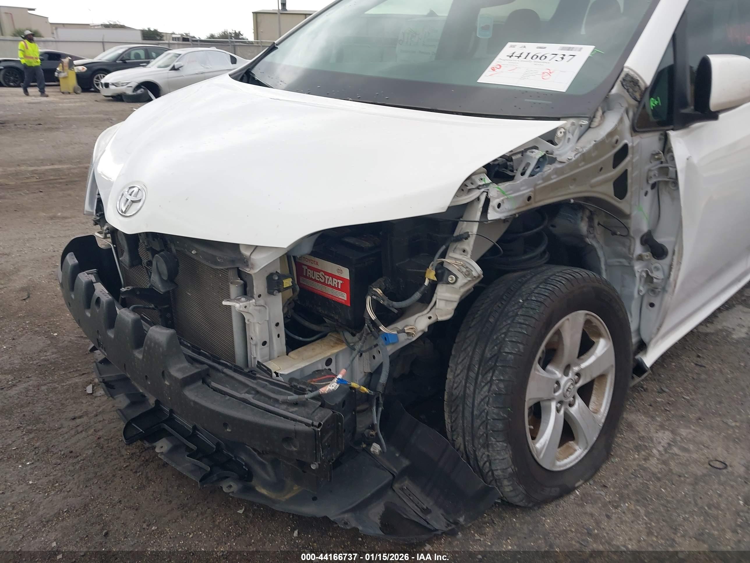 TOYOTA SIENNA image 6