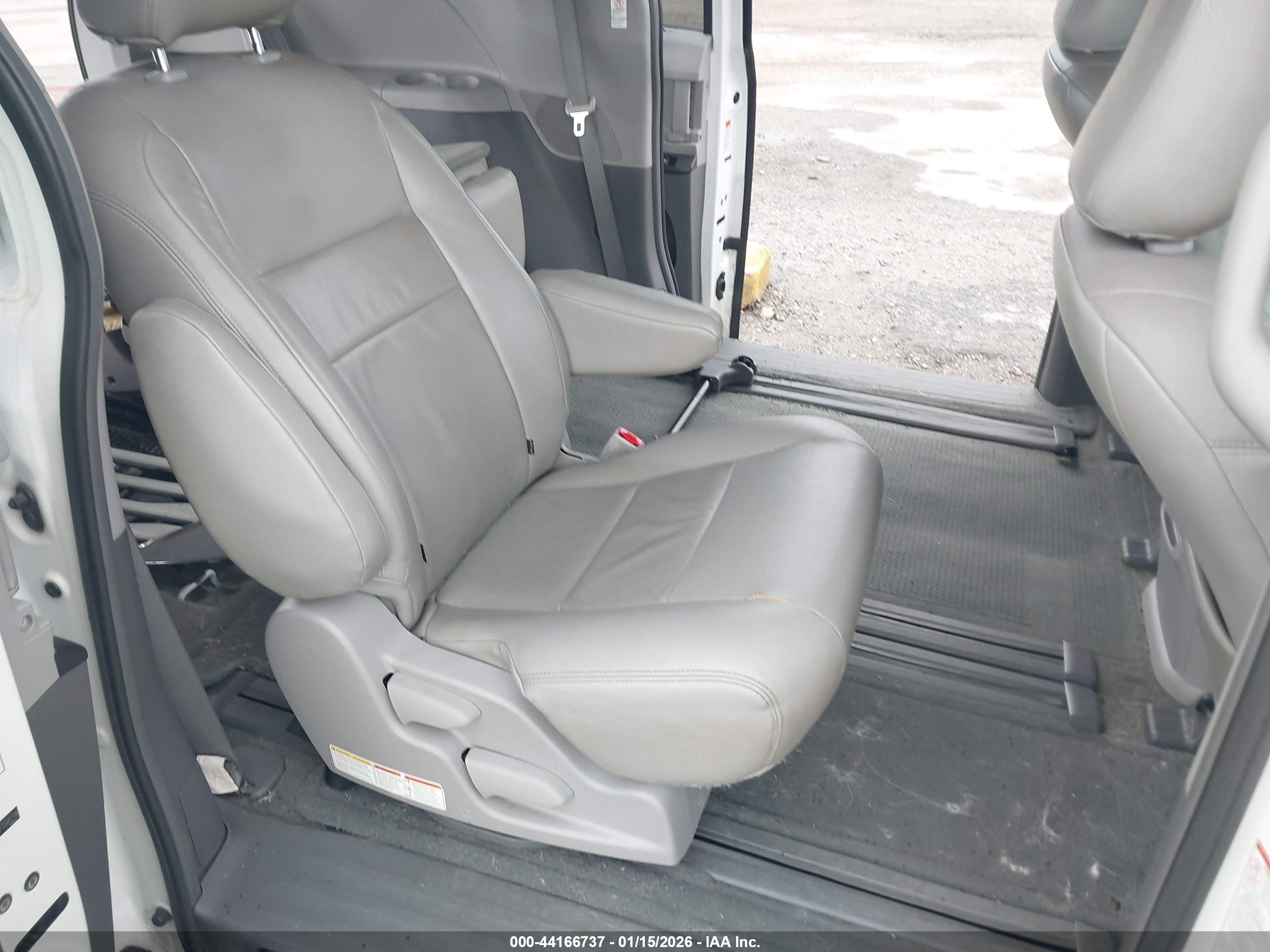 TOYOTA SIENNA image 8