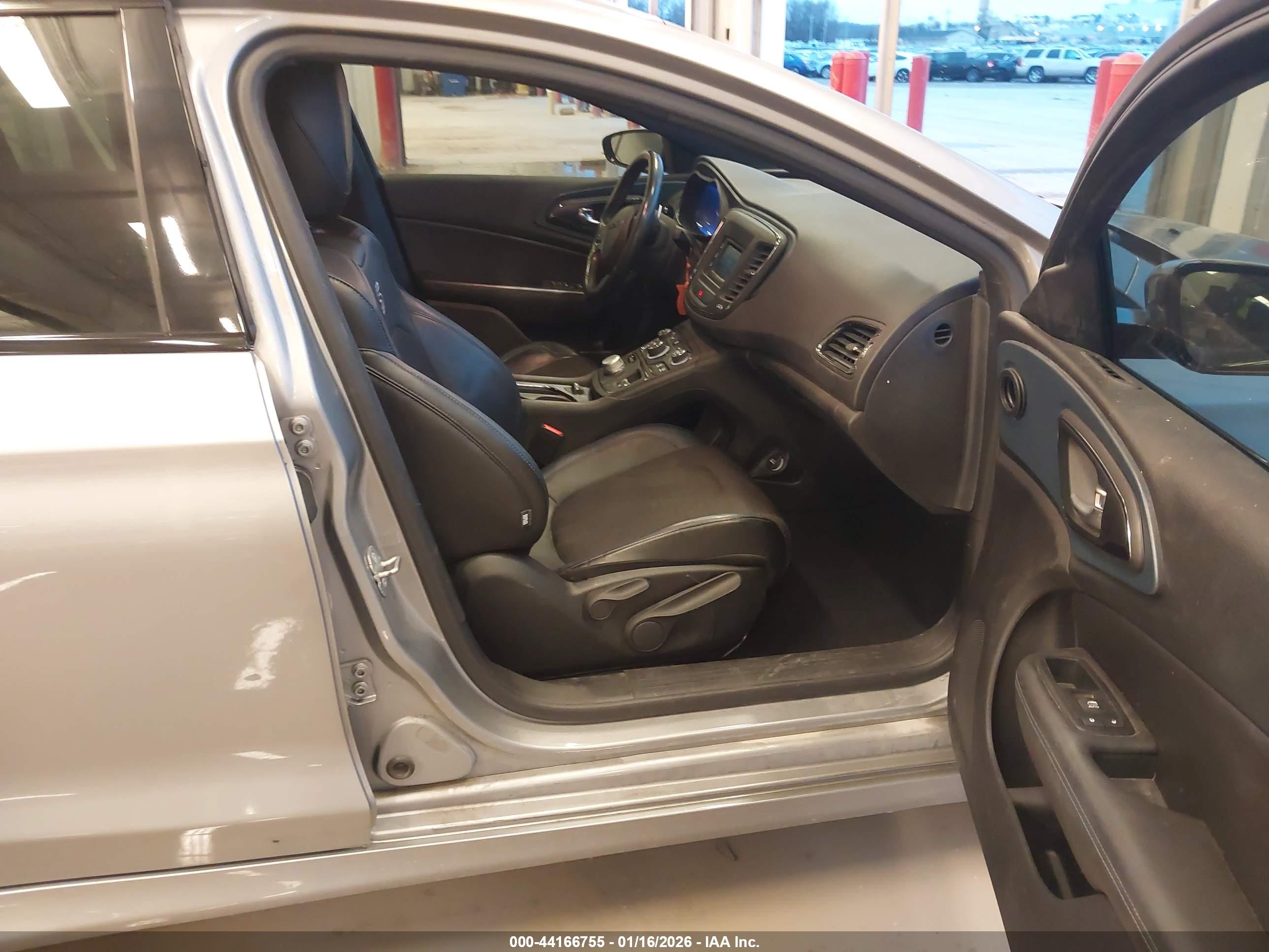 CHRYSLER 200 image 5