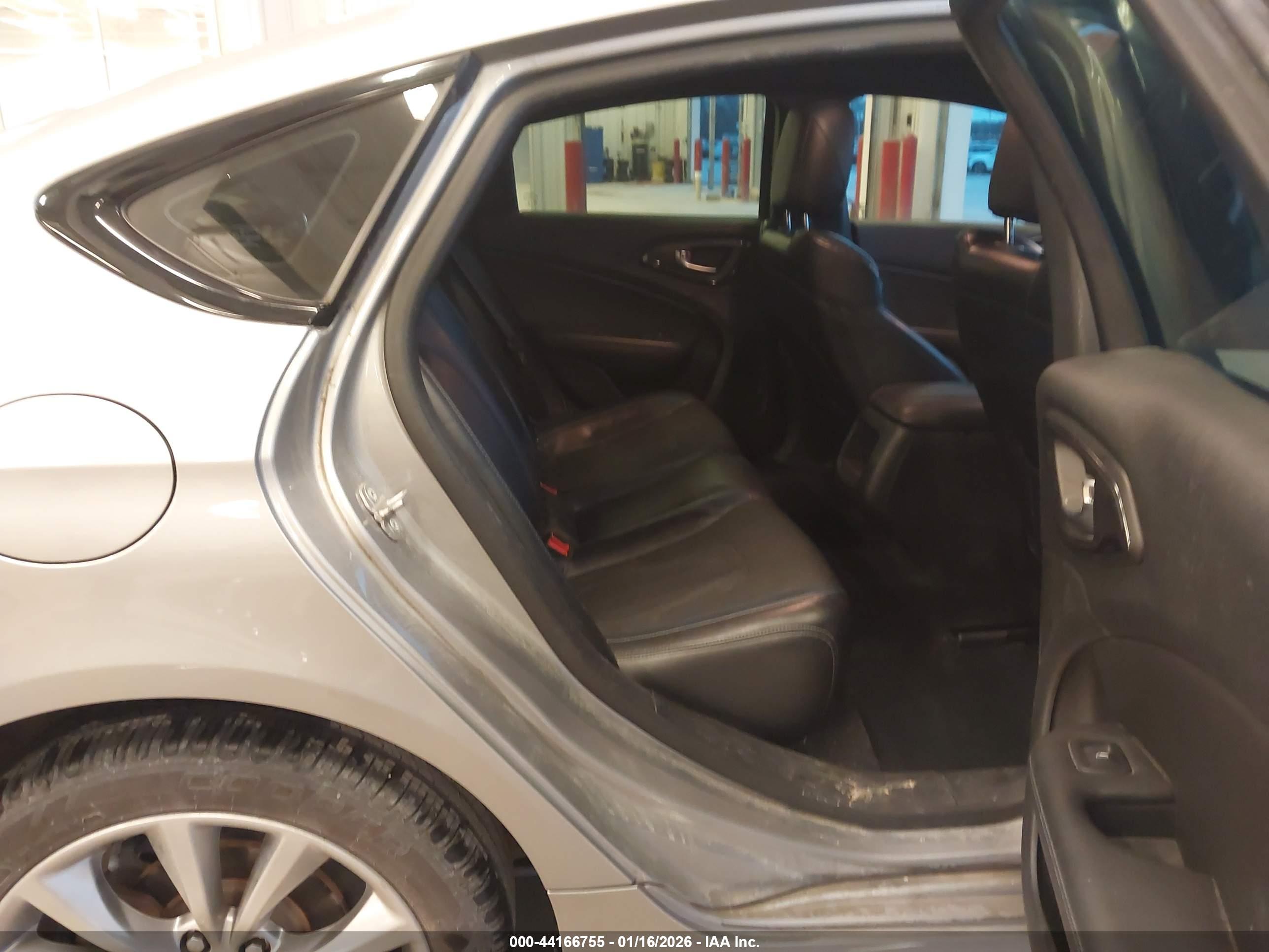 CHRYSLER 200 image 8