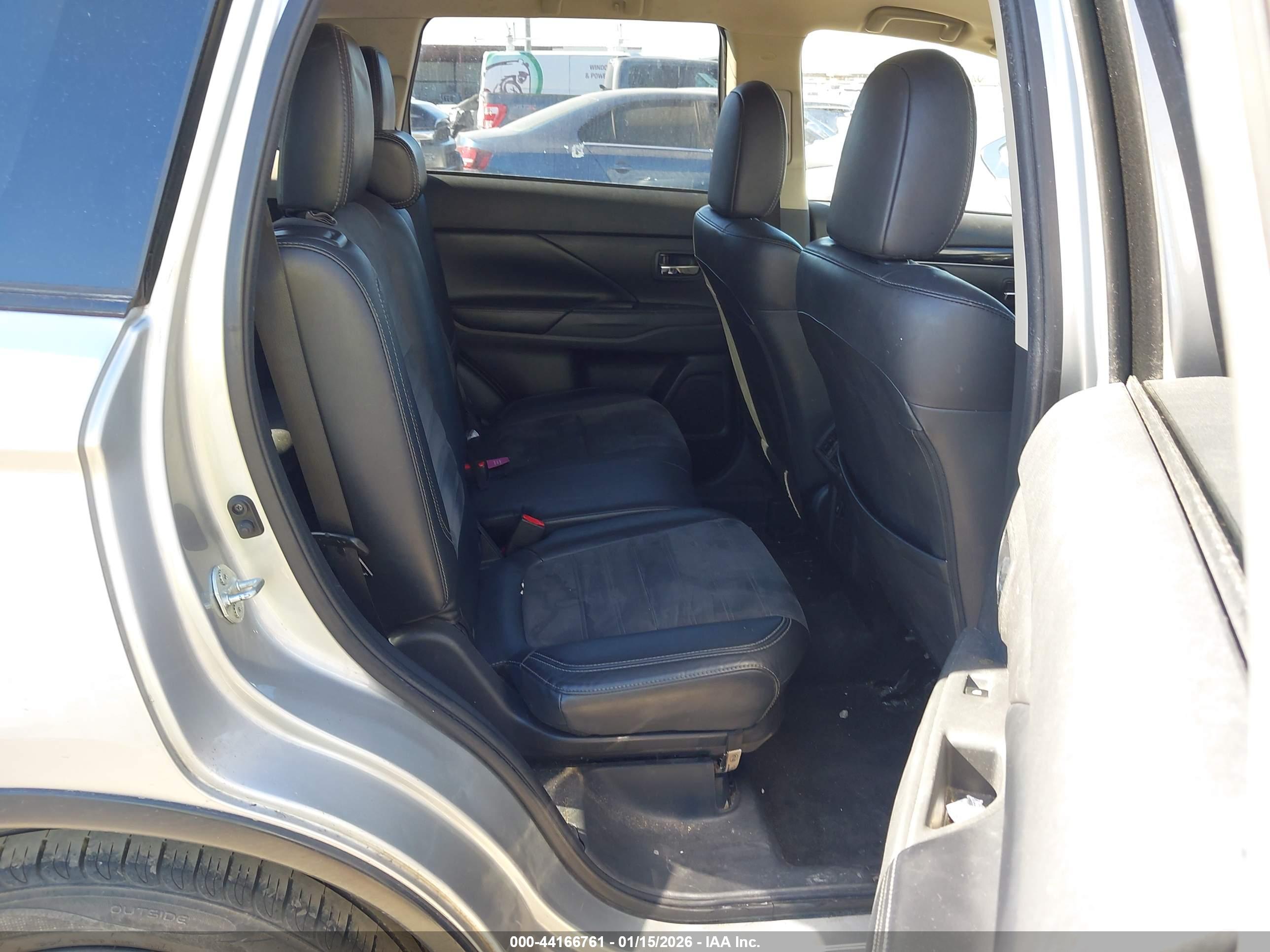 MITSUBISHI OUTLANDER image 8