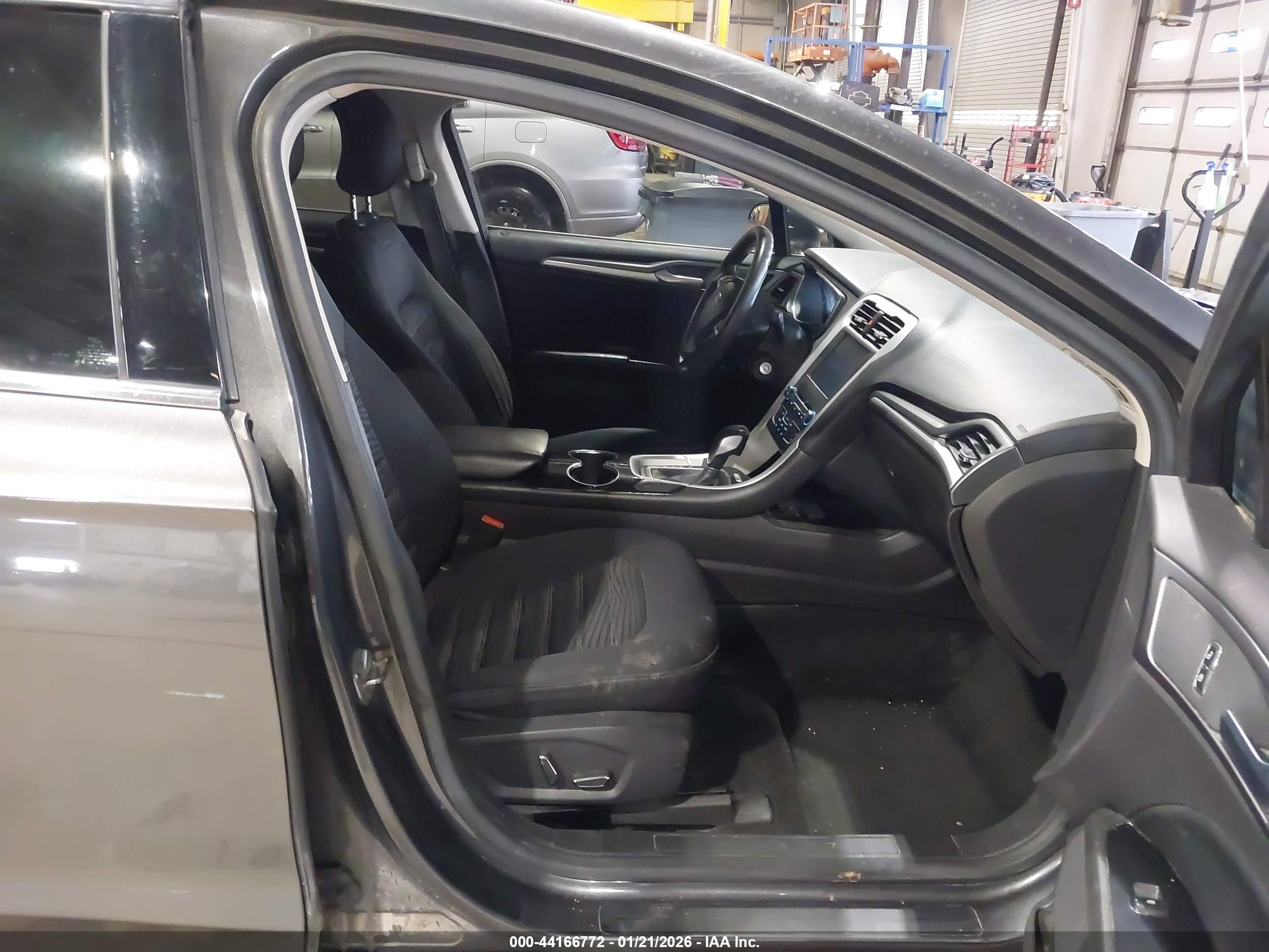FORD FUSION image 5