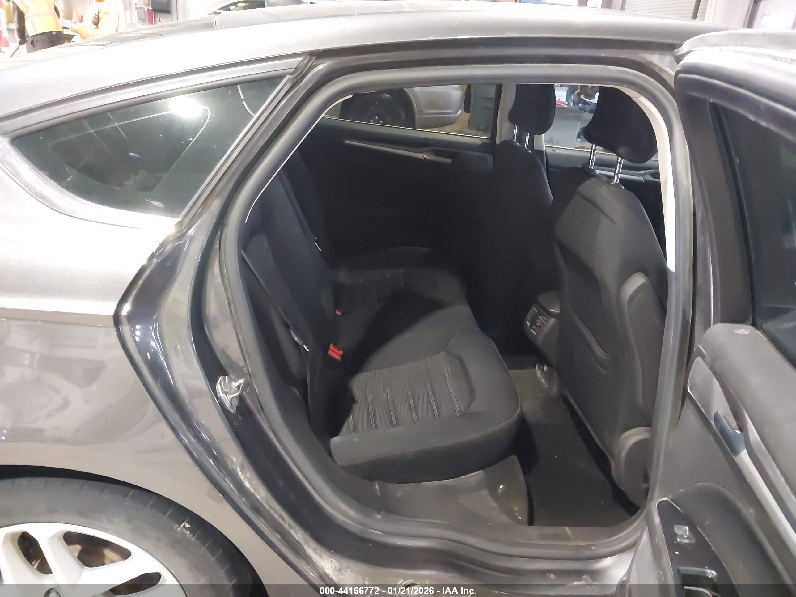 FORD FUSION image 8