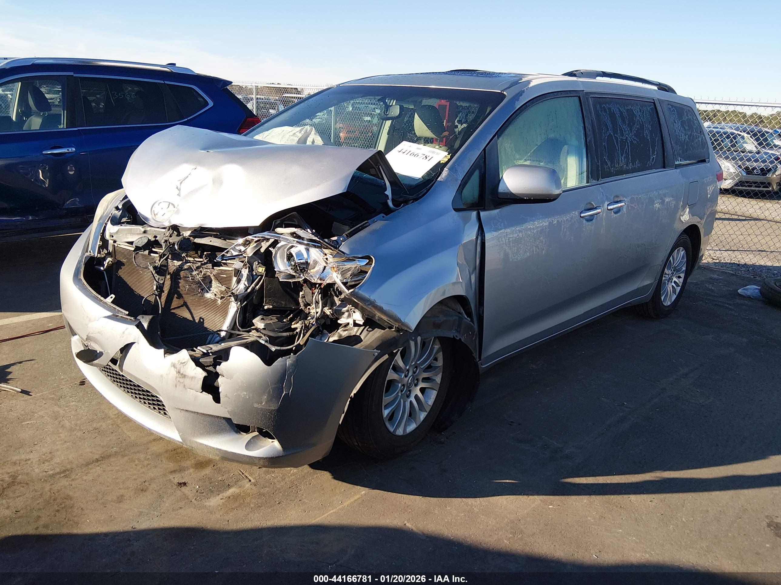 TOYOTA SIENNA image 2