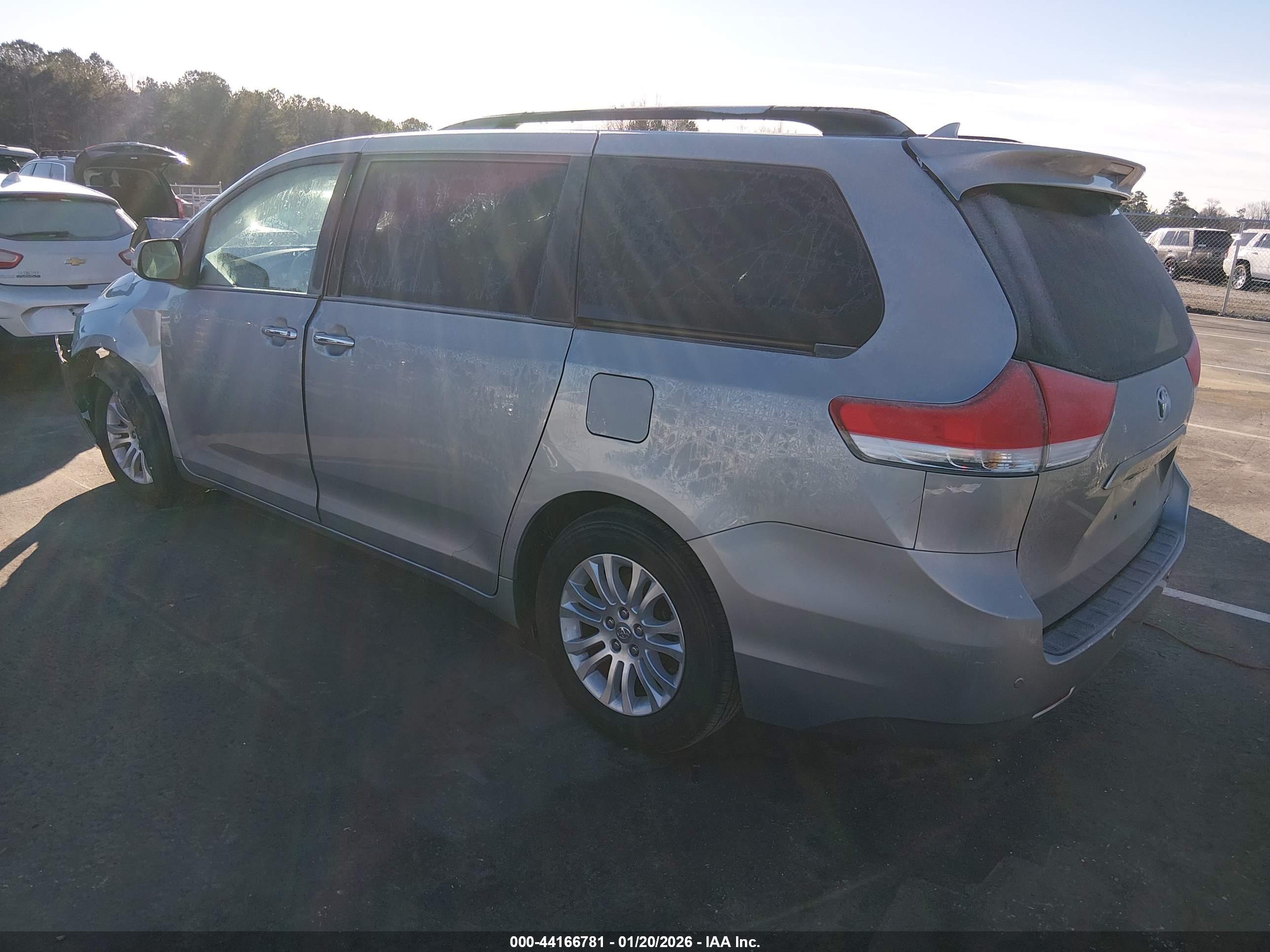 TOYOTA SIENNA image 3