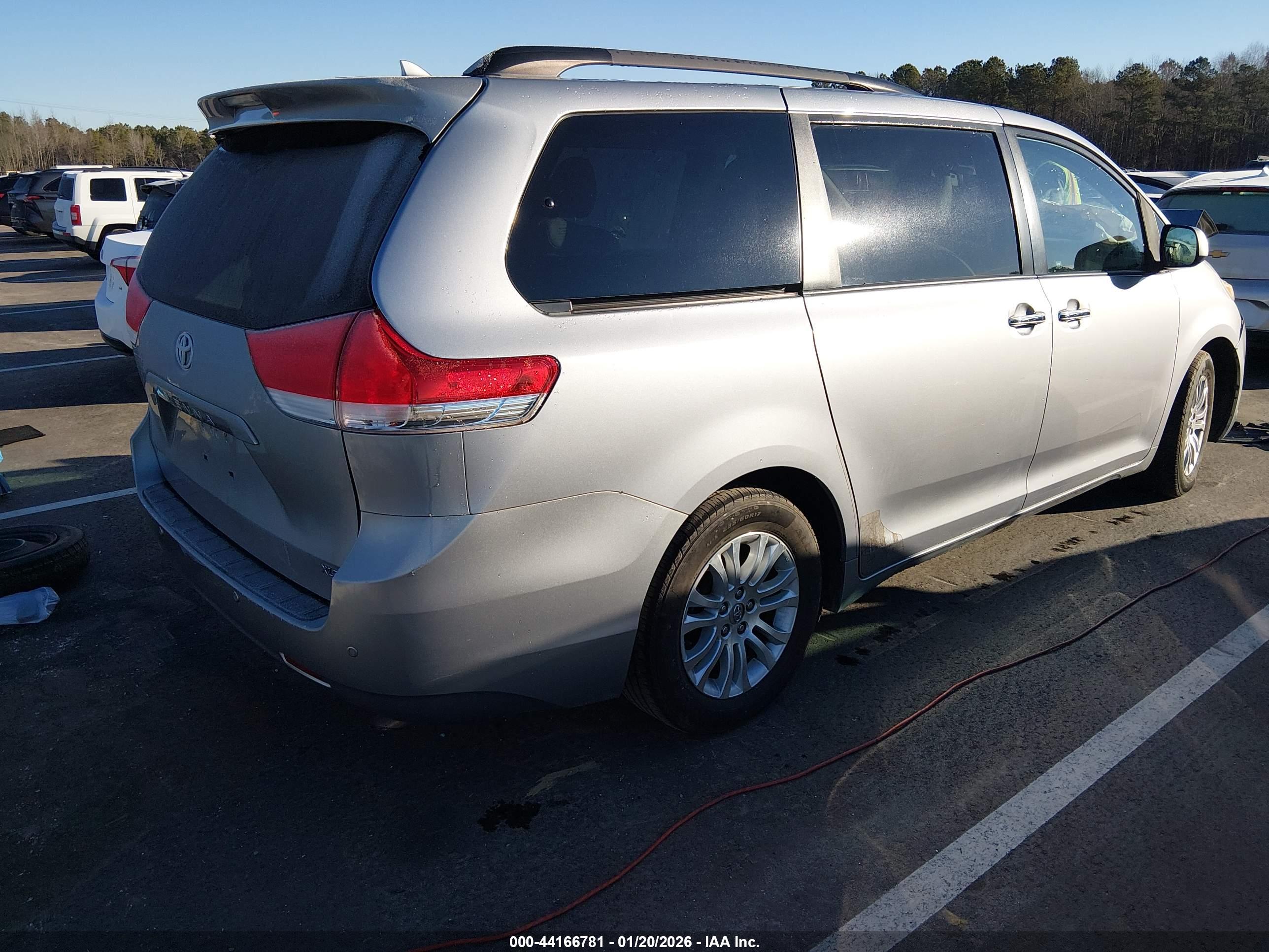 TOYOTA SIENNA image 4