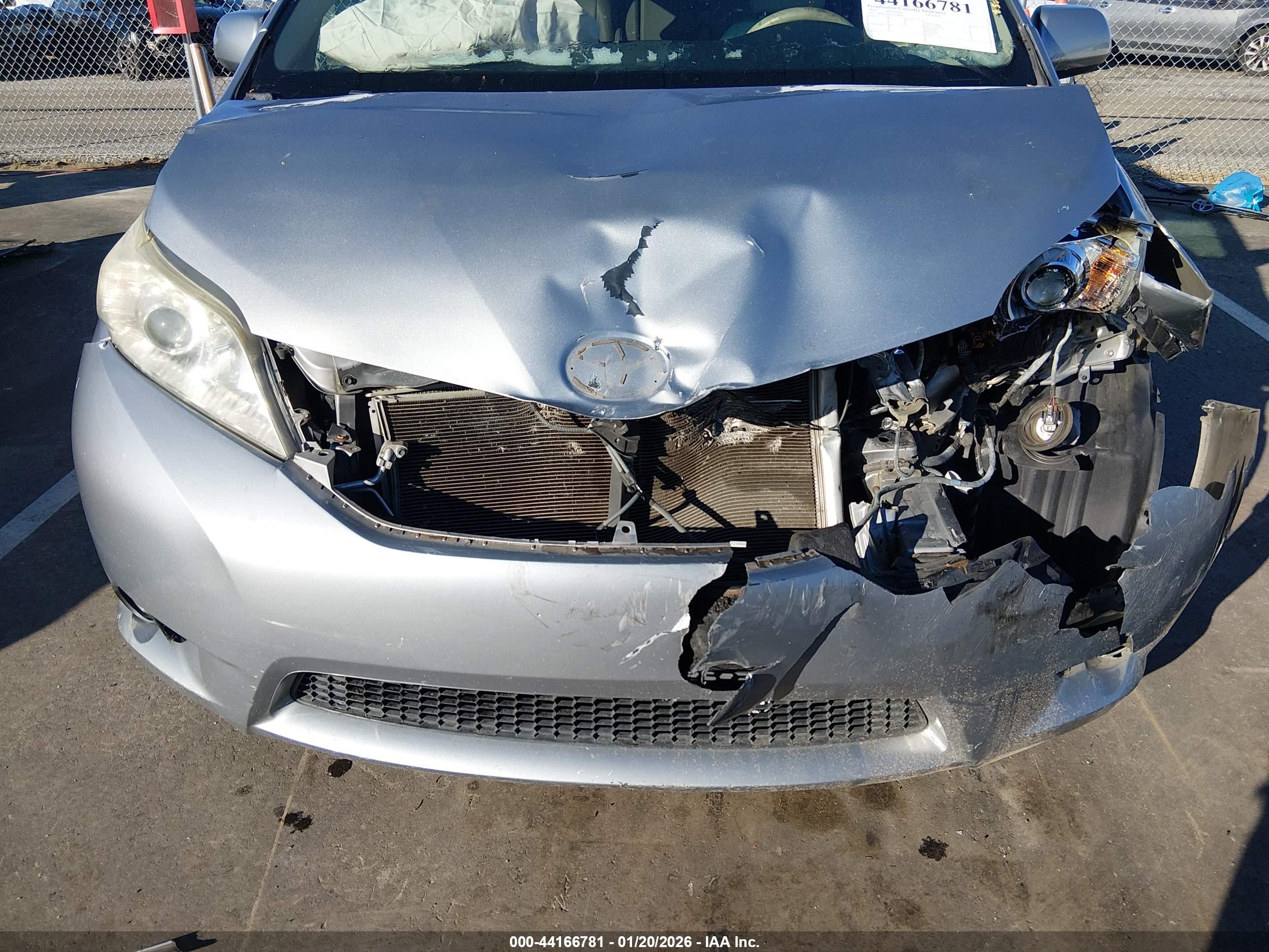 TOYOTA SIENNA image 6