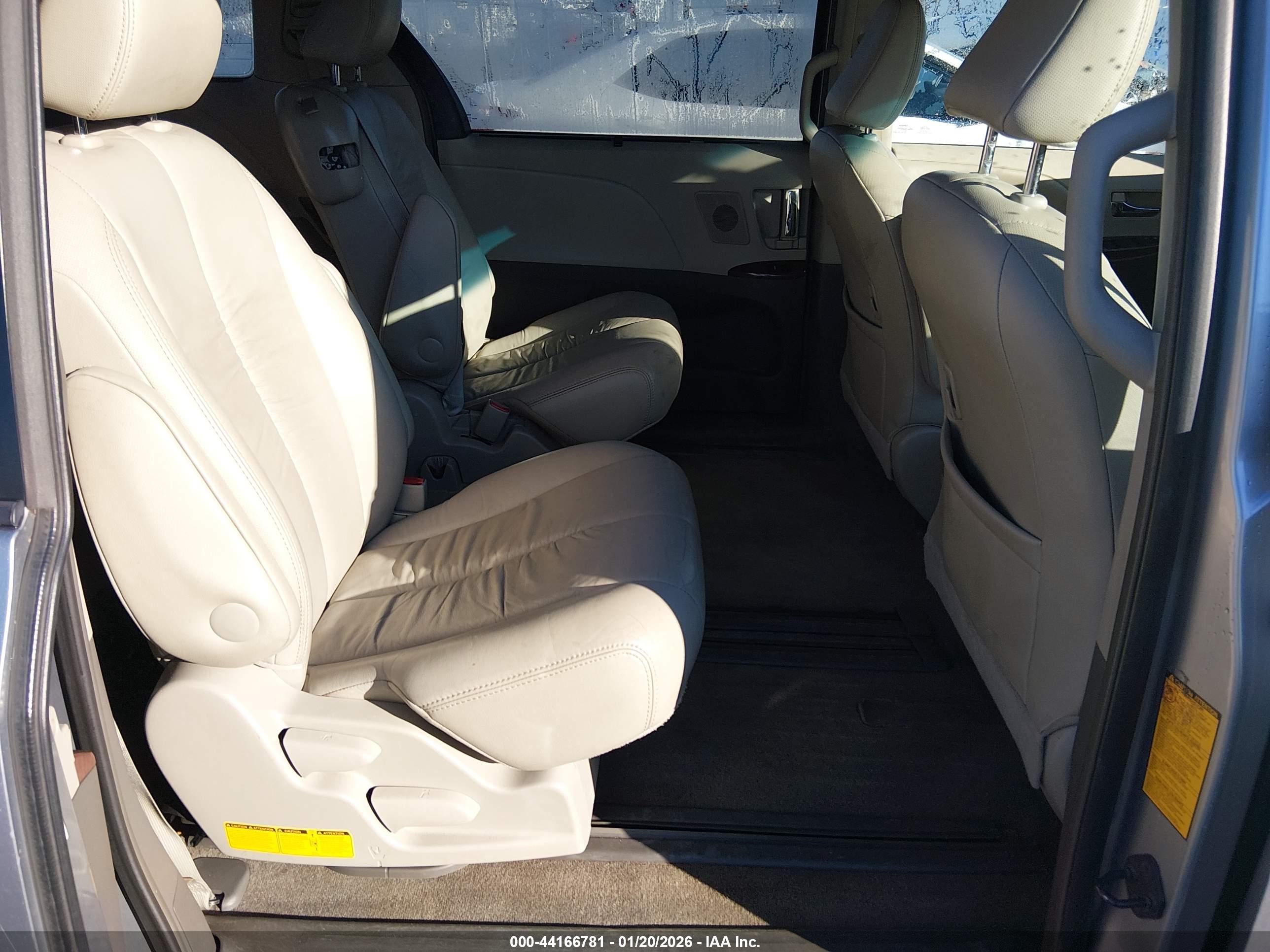 TOYOTA SIENNA image 8
