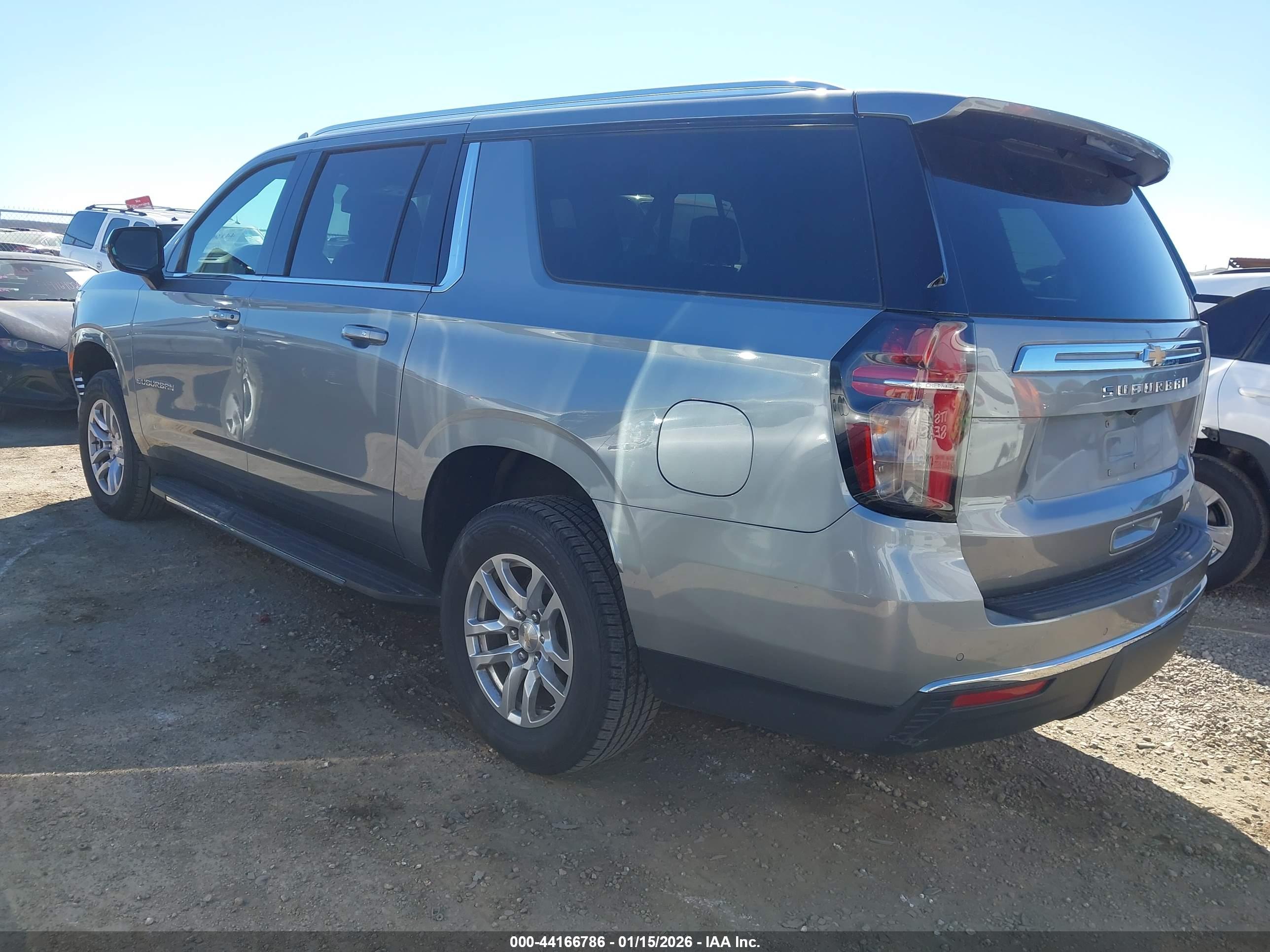 CHEVROLET SUBURBAN image 3