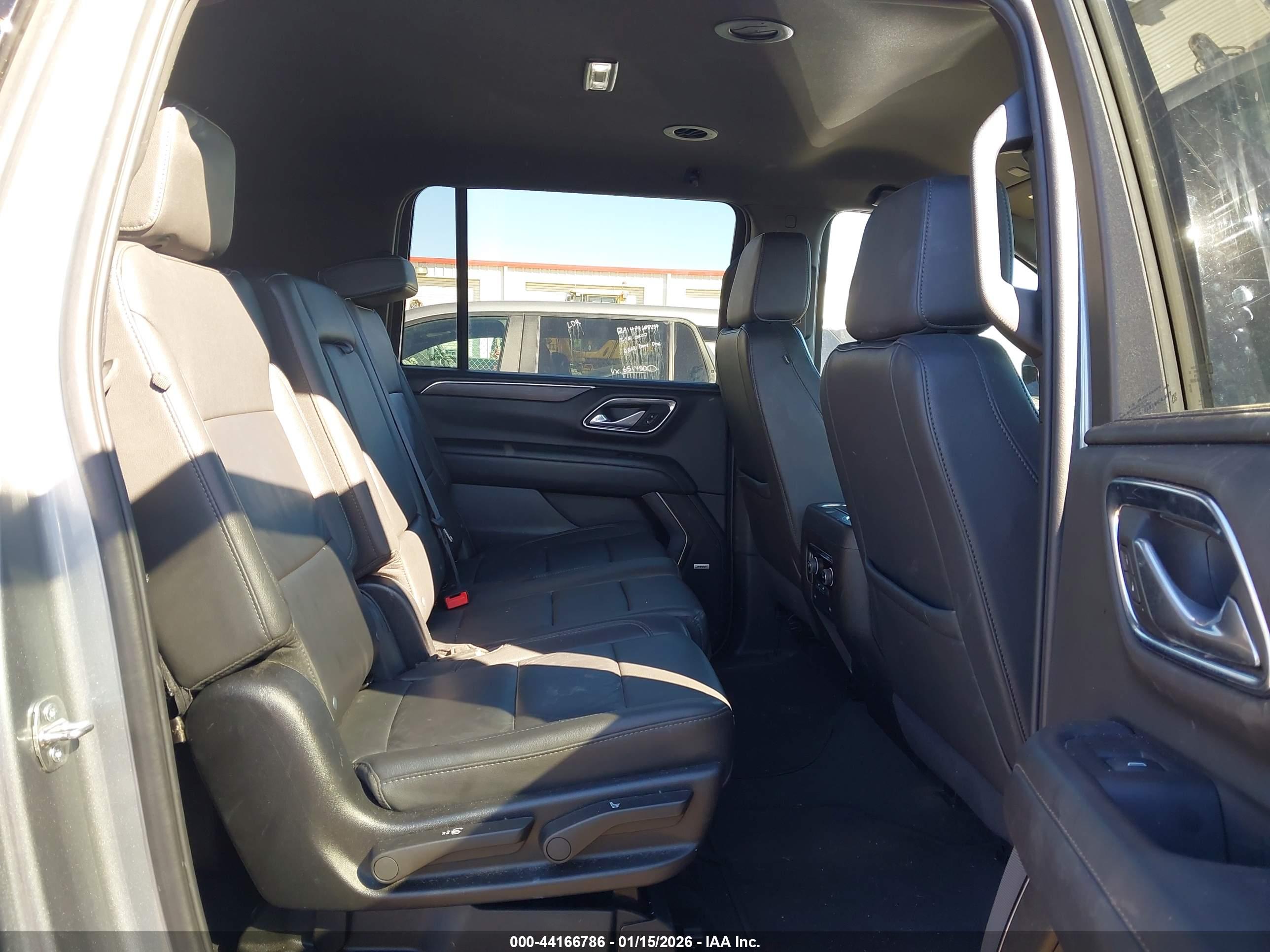 CHEVROLET SUBURBAN image 8