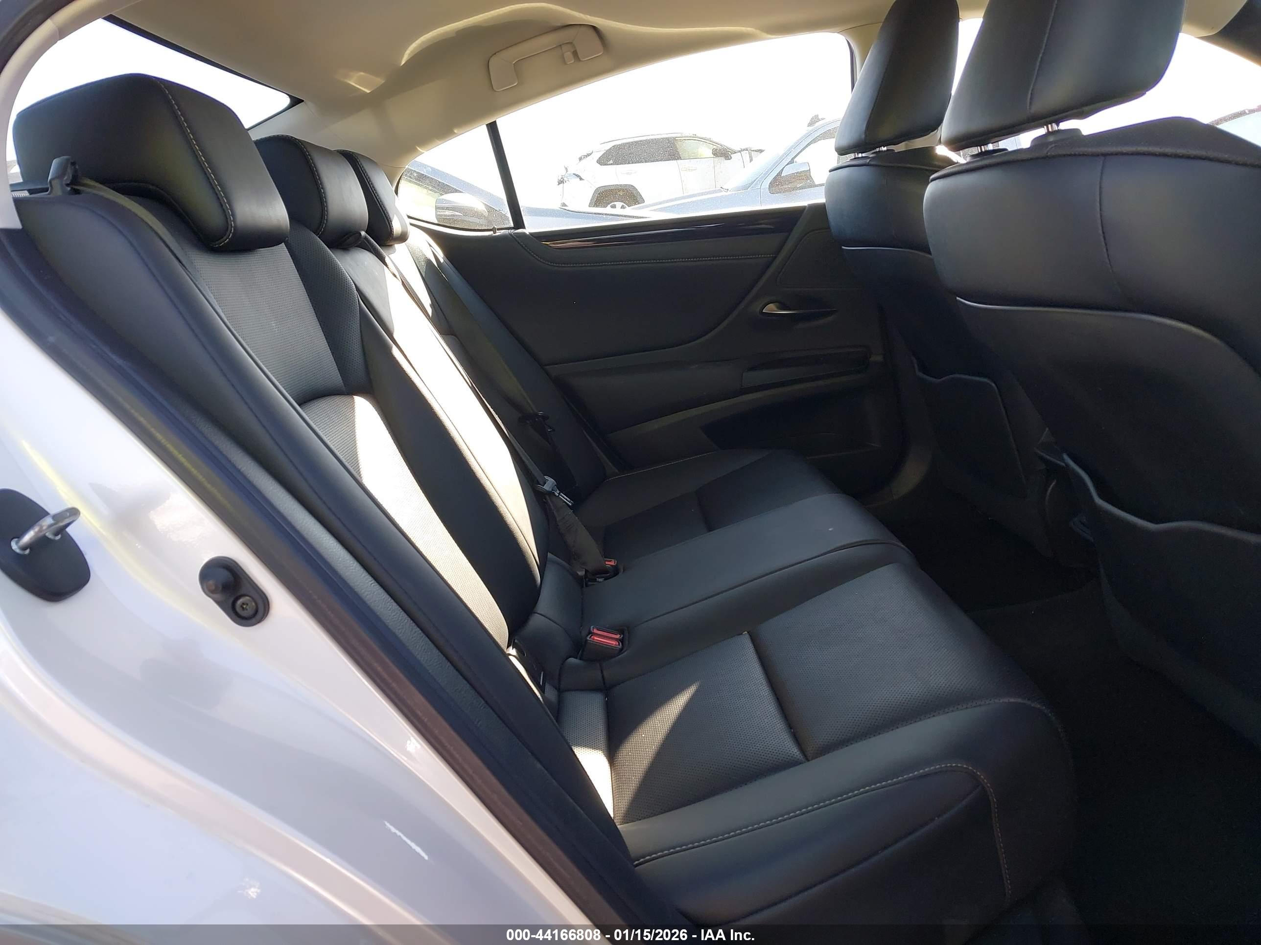 LEXUS ES image 8