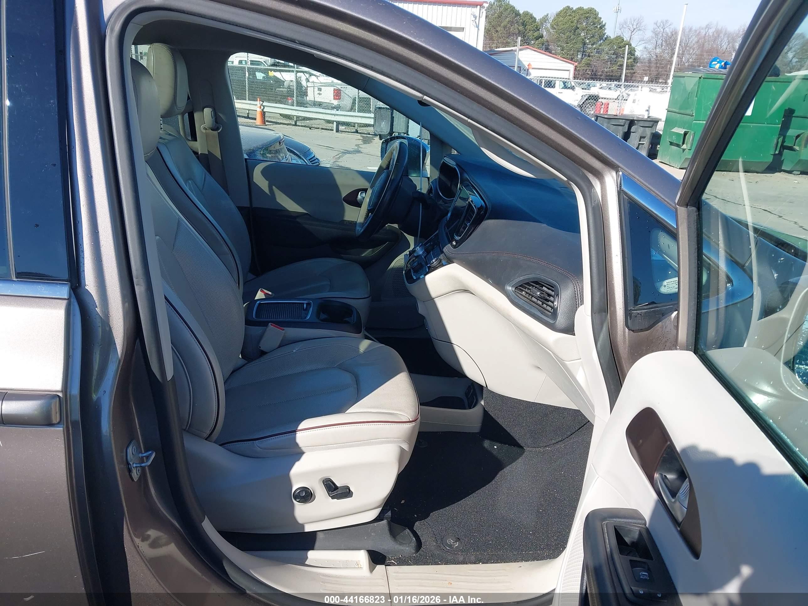 CHRYSLER PACIFICA image 5