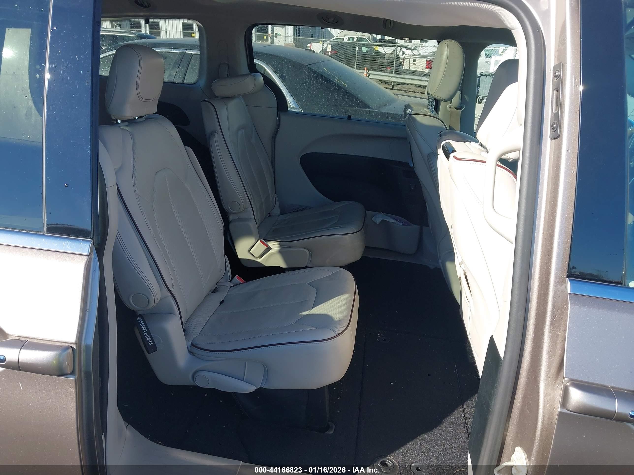CHRYSLER PACIFICA image 8