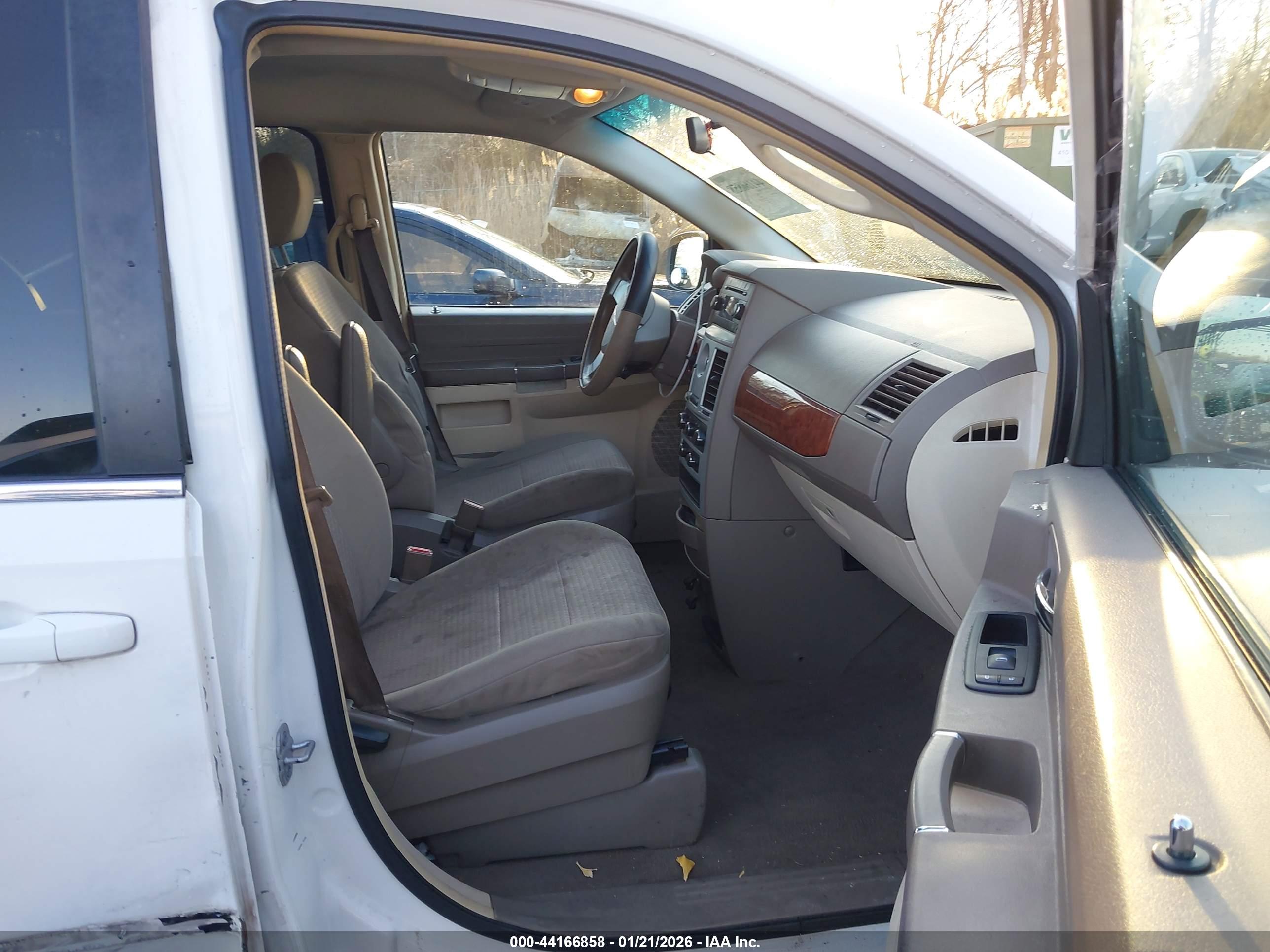 CHRYSLER TOWN image 5
