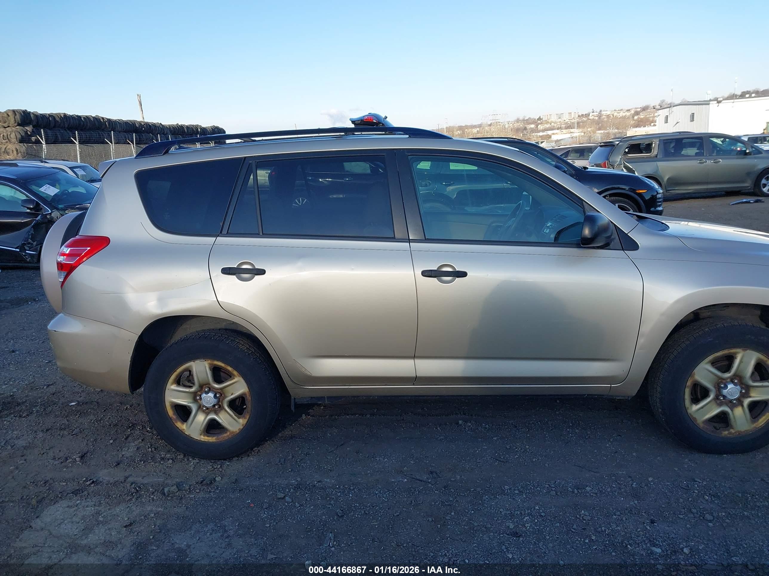 TOYOTA RAV4 image 6