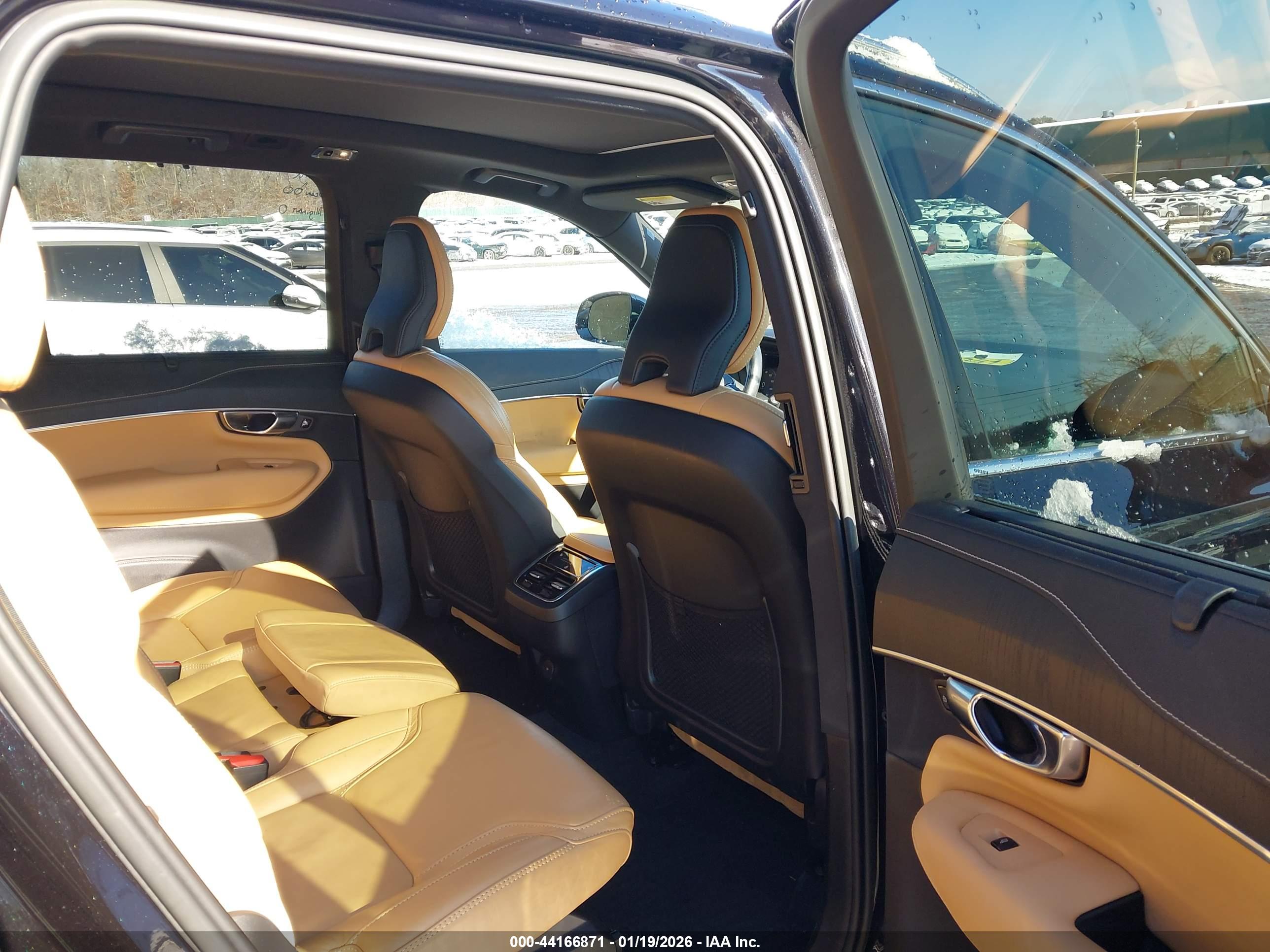 VOLVO XC90 image 8