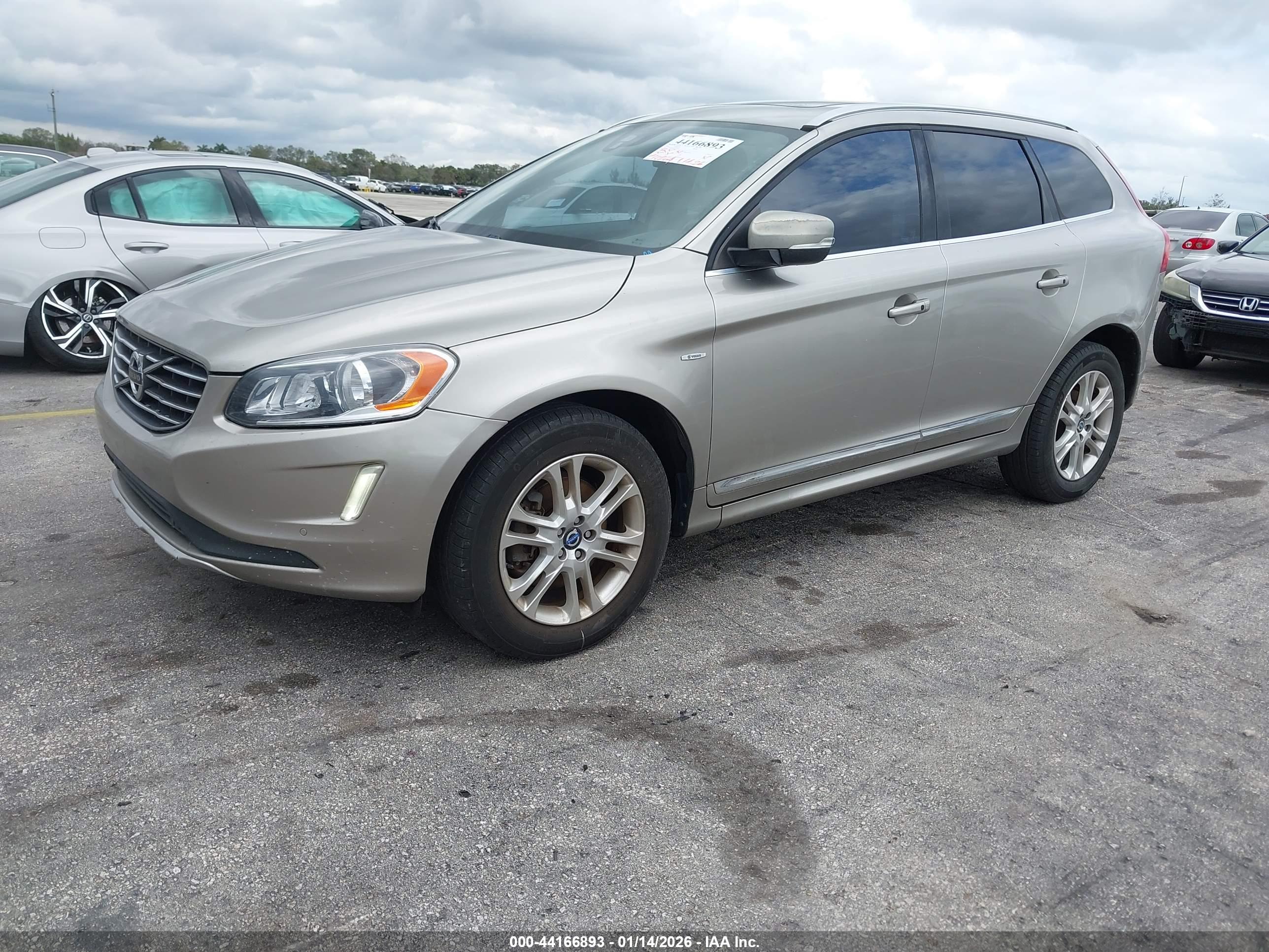VOLVO XC60 image 2