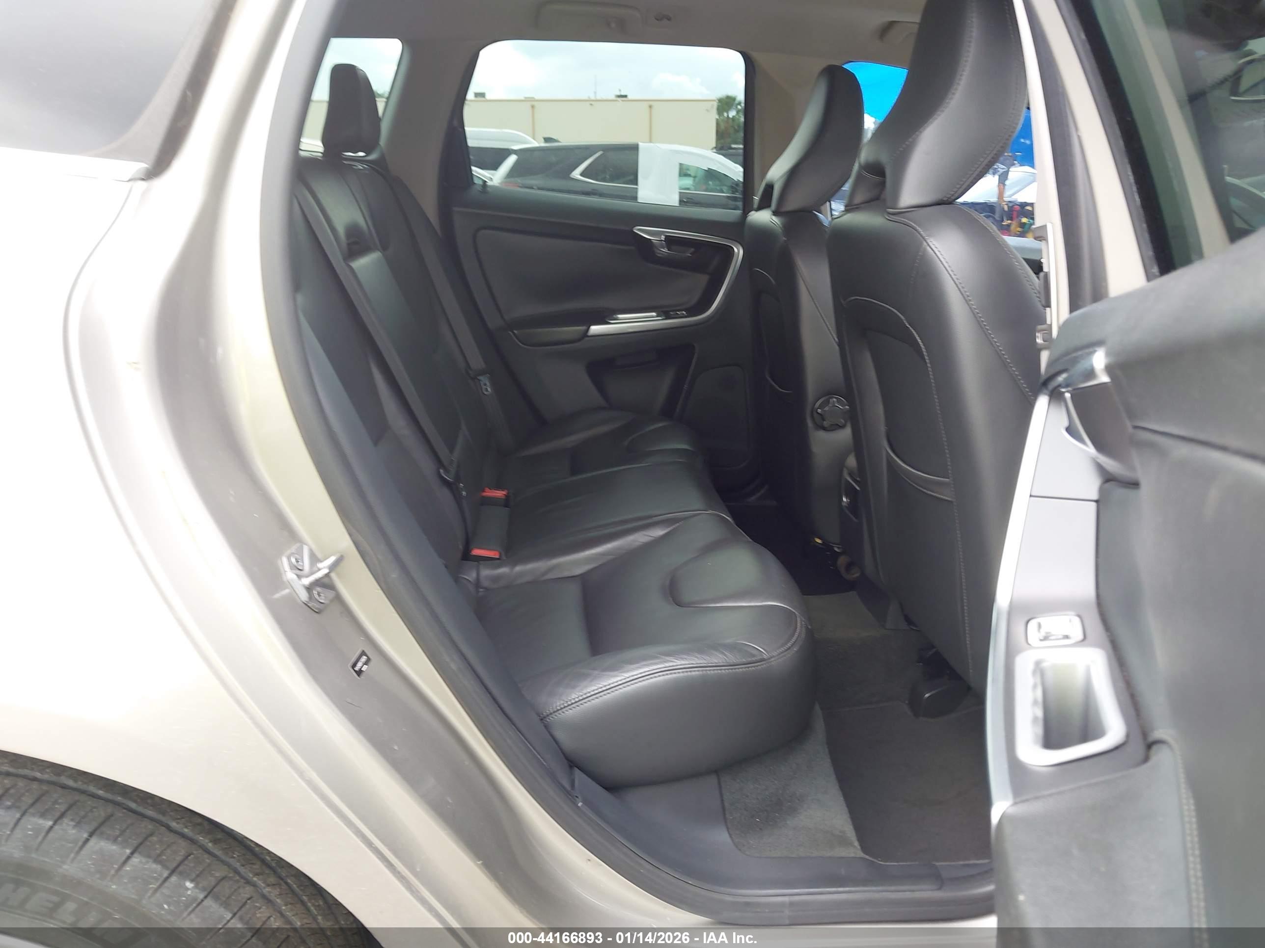 VOLVO XC60 image 8