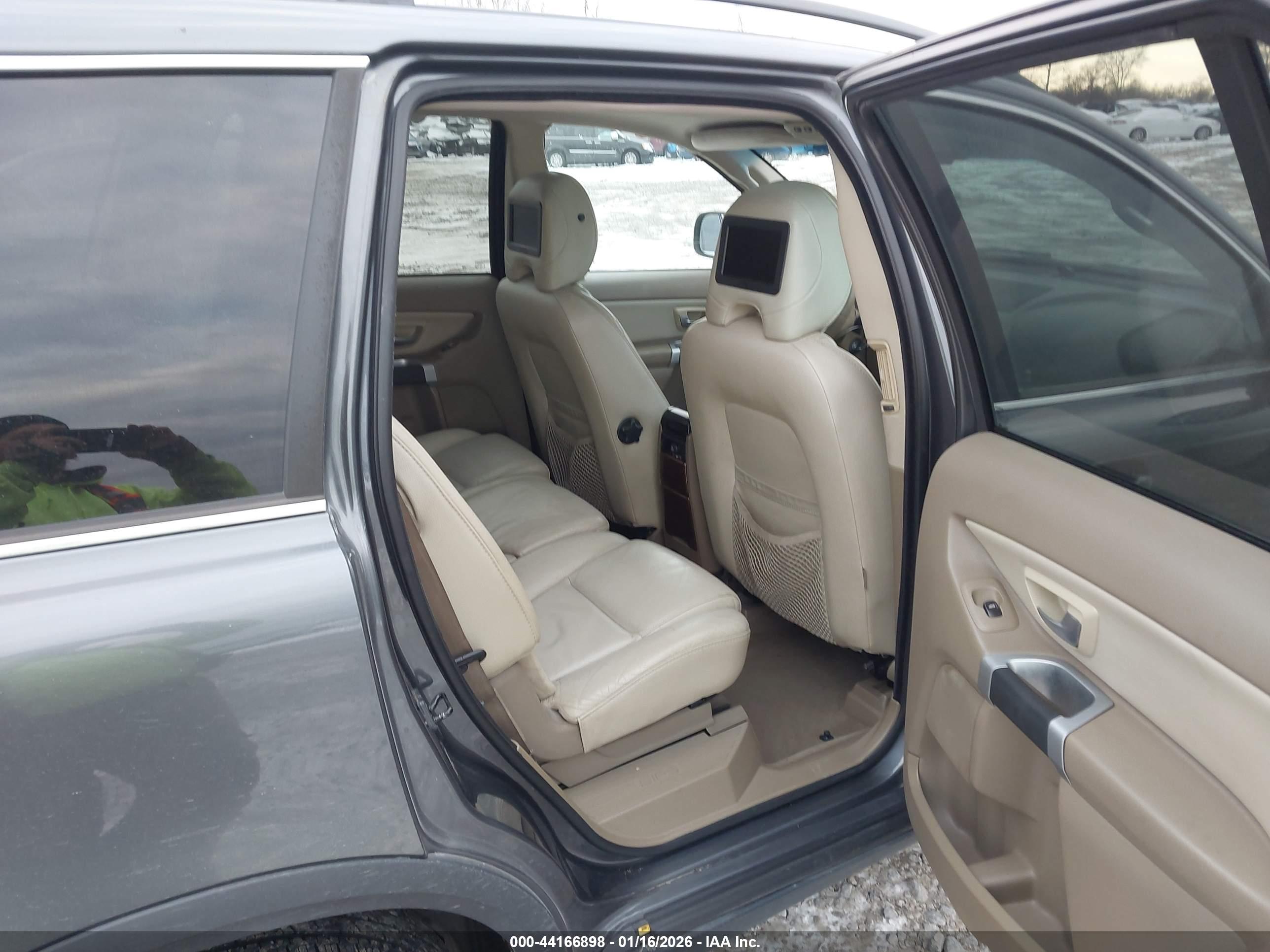 VOLVO XC90 image 8