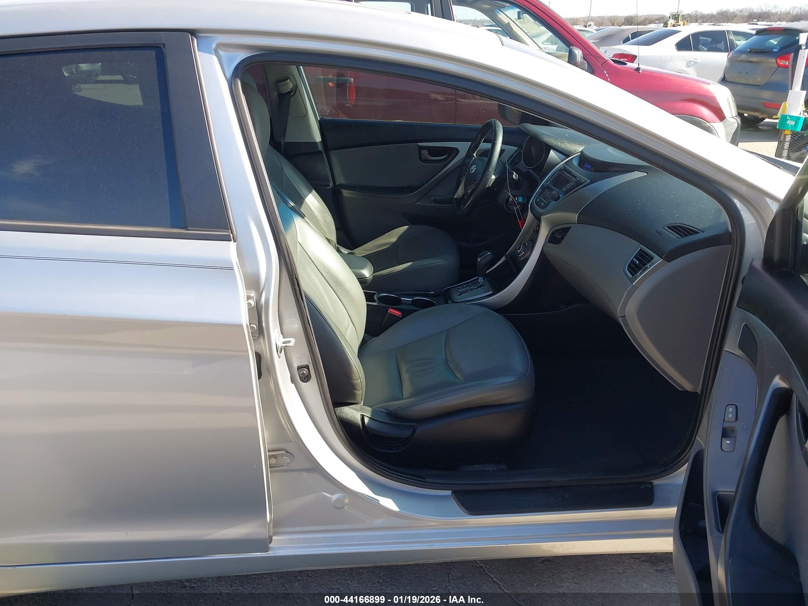 HYUNDAI ELANTRA image 5