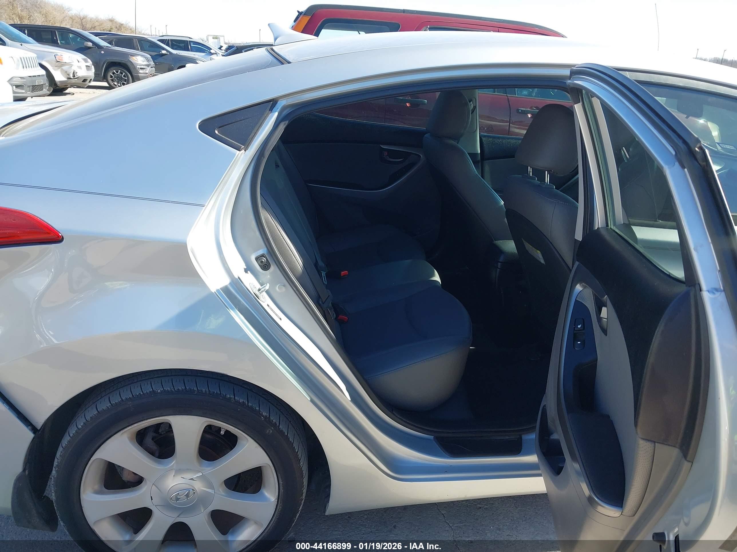 HYUNDAI ELANTRA image 8