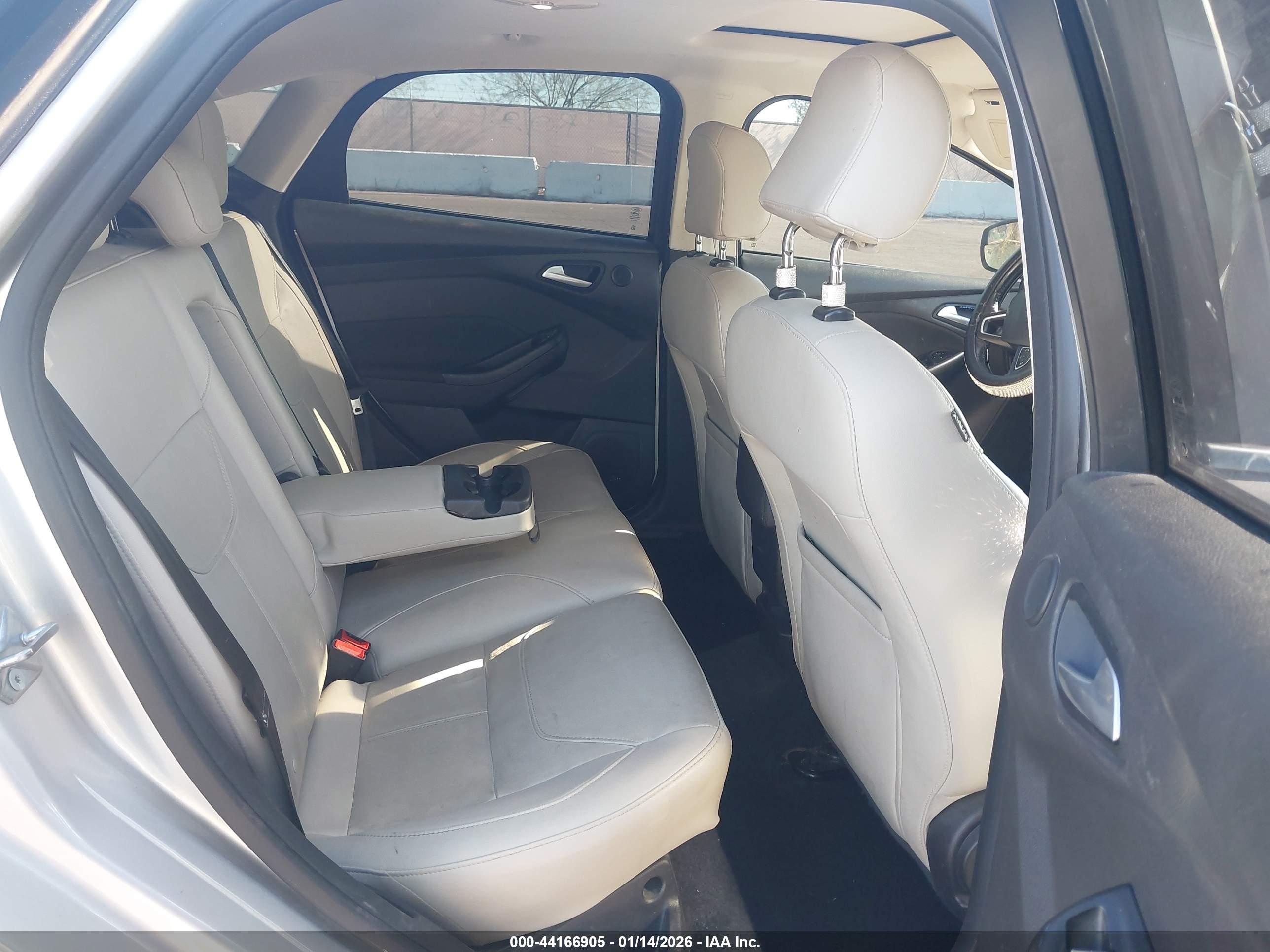 FORD FOCUS image 8