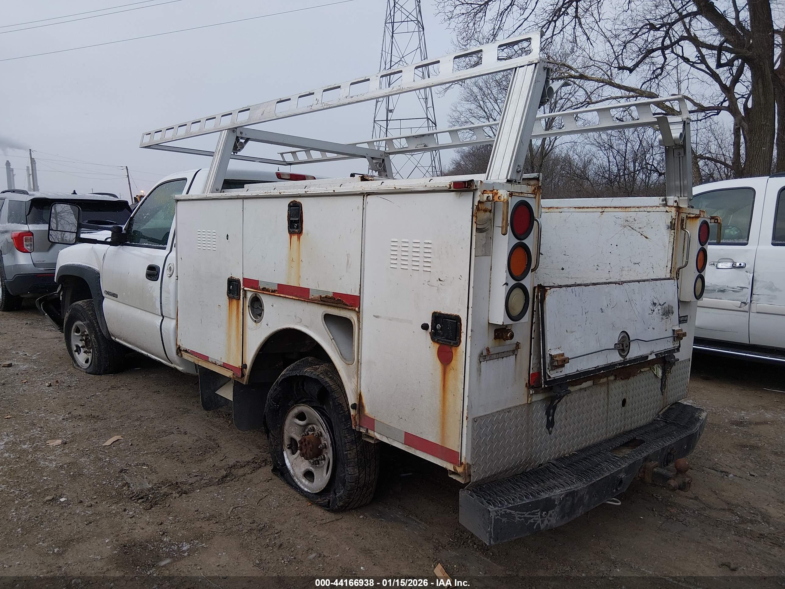 CHEVROLET SILVERADO image 3