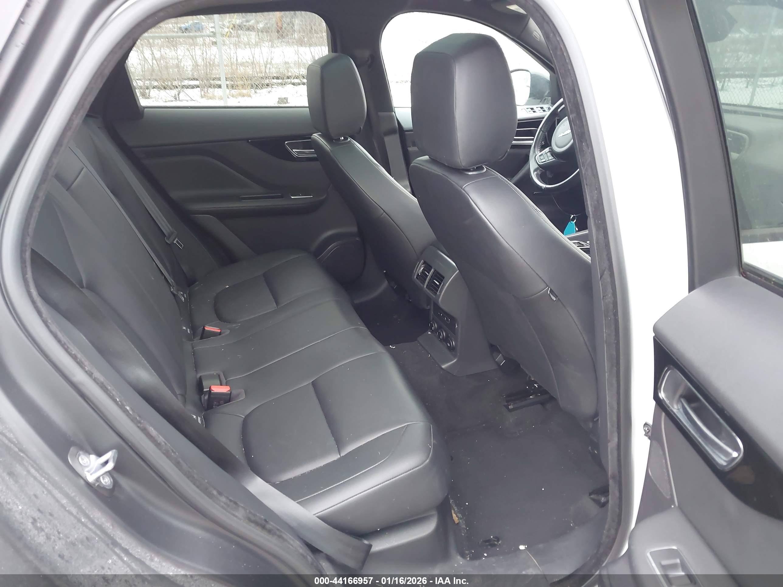 JAGUAR F-PACE image 8