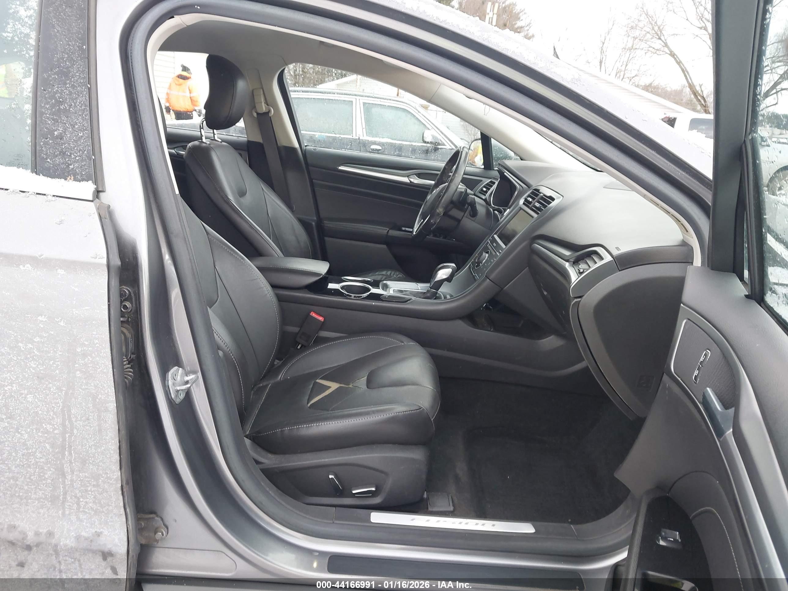 FORD FUSION image 5